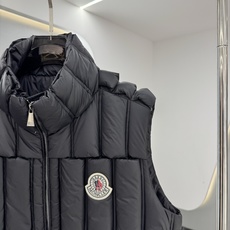 特级鹅绒‼️ Mon蒙口(白鹅绒)、新品羽绒马甲,立领设计与垂直拉链构成流畅线条,方格绗缝工艺均匀固定90%白鹅绒填充 特级鹅绒‼️ Mon蒙口(白鹅绒)、新品羽绒马甲,立领设计与垂直拉链构成流畅线条,方格绗缝工艺均匀固定90%白鹅绒填充