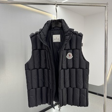 特级鹅绒‼️ Mon蒙口(白鹅绒)、新品羽绒马甲,立领设计与垂直拉链构成流畅线条,方格绗缝工艺均匀固定90%白鹅绒填充 特级鹅绒‼️ Mon蒙口(白鹅绒)、新品羽绒马甲,立领设计与垂直拉链构成流畅线条,方格绗缝工艺均匀固定90%白鹅绒填充