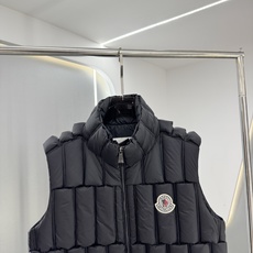 特级鹅绒‼️ Mon蒙口(白鹅绒)、新品羽绒马甲,立领设计与垂直拉链构成流畅线条,方格绗缝工艺均匀固定90%白鹅绒填充 特级鹅绒‼️ Mon蒙口(白鹅绒)、新品羽绒马甲,立领设计与垂直拉链构成流畅线条,方格绗缝工艺均匀固定90%白鹅绒填充