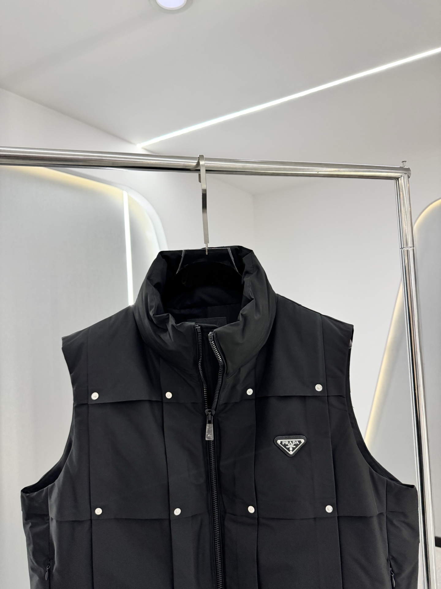 .95绒 普拉达马甲 羽绒服2026最新款时尚设计师款羽绒外套.处处细节显工艺足够的高级   结构性剪裁的设计改变来展现