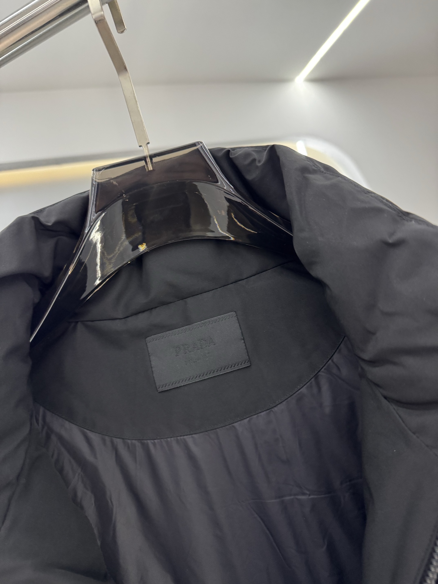 .95绒 普拉达马甲 羽绒服2026最新款时尚设计师款羽绒外套.处处细节显工艺足够的高级   结构性剪裁的设计改变来展现