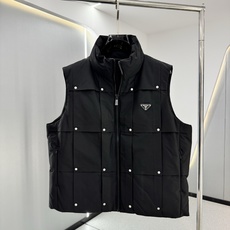 .95绒 普拉达马甲 羽绒服2026最新款时尚设计师款羽绒外套.处处细节显工艺足够的高级 结构性剪裁的设计改变来展现 .95绒 普拉达马甲 羽绒服2026最新款时尚设计师款羽绒外套.处处细节显工艺足够的高级 结构性剪裁的设计改变来展现