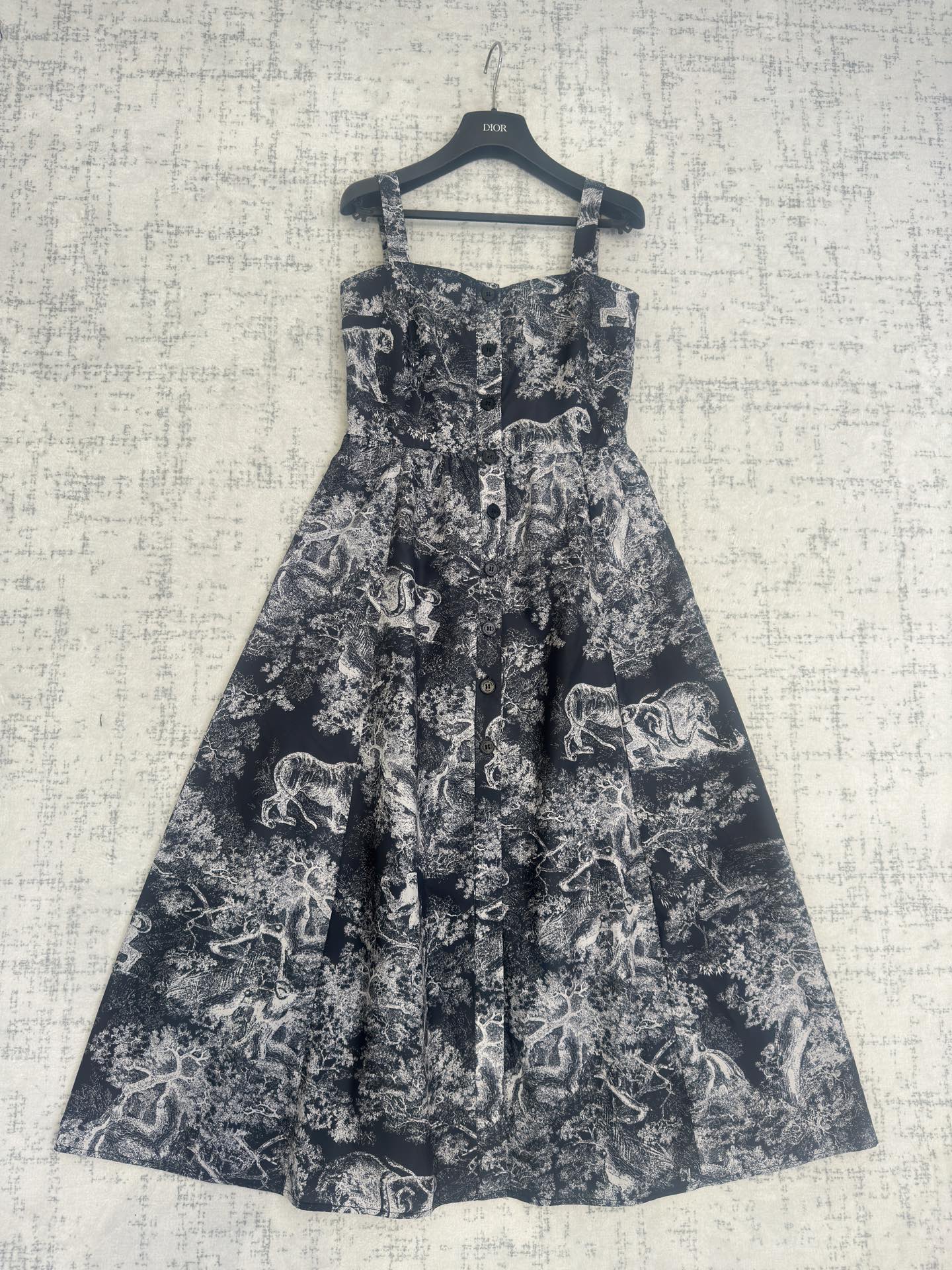 NO:441323,Dio* 25Ss spring and summer new style Yiru printed suspender dress imported twill material full-print jungle animal pattern elements highlight the brand tone Decorate with open-clad buttons to facilitate putting on and off. Combined with pleated skirt hem, add layered look. High waistline divides the upper and lower proportions. Modify lines. Umbrella-shaped exterior expansion design. The upper body is more elegant and fashionable. Facial auxiliary materials development. Strap flat-mouth dress tailoring. Daily commuting and date outfits are brilliant and fashionable. SML,,dior, skirts,alexander wang19860909Dio* 25Ss春夏新款 伊茹印花吊带连衣裙 进口斜纹绸材质 满印丛林动物图案元素 彰显品牌调性 饰以开襟纽扣调节方便穿脱 配合压褶裙摆处理 增添造型层次感 高腰线划分上下比例 修饰线条 伞状外扩设计 上身更为气质时髦 面辅料开发 吊带平口连衣裙剪裁 日常通勤约会穿搭出彩时髦 SML,,dior,skirts,alexander wang,Women's clothing