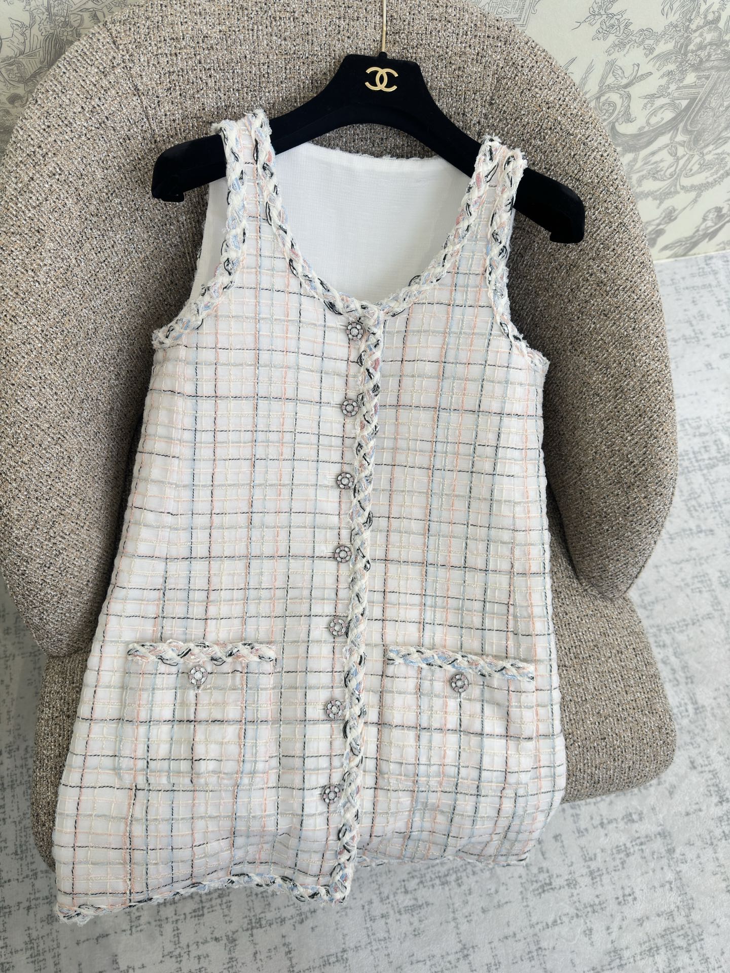 NO:568999,Chanel 25 new autumn and winter sleeveless dress Zhang Jiali's same French style soft tweed jacket Advanced custom thin tweed fabric Round neck single-breasted double pocket design Unique pearl buckle embellishment Highlights the brand's unique charm Three-dimensional tailoring Small A version super slim Layer to create fashionable items SML,,chanel,skirts,jackets & coats,alexander wang19860909Chanel 25秋冬新款 无袖连衣裙 张佳丽同款法式小香风格纹软花呢外套 高级定制薄款软呢编织面料 圆领单排扣双口袋设计 独特的珍珠扣点缀 彰显品牌独特的魅力 立体剪裁版型小A版型超显瘦 叠搭穿法打造时髦单品 SML,,chanel,skirts,jackets & coats,alexander wang,Women's clothing