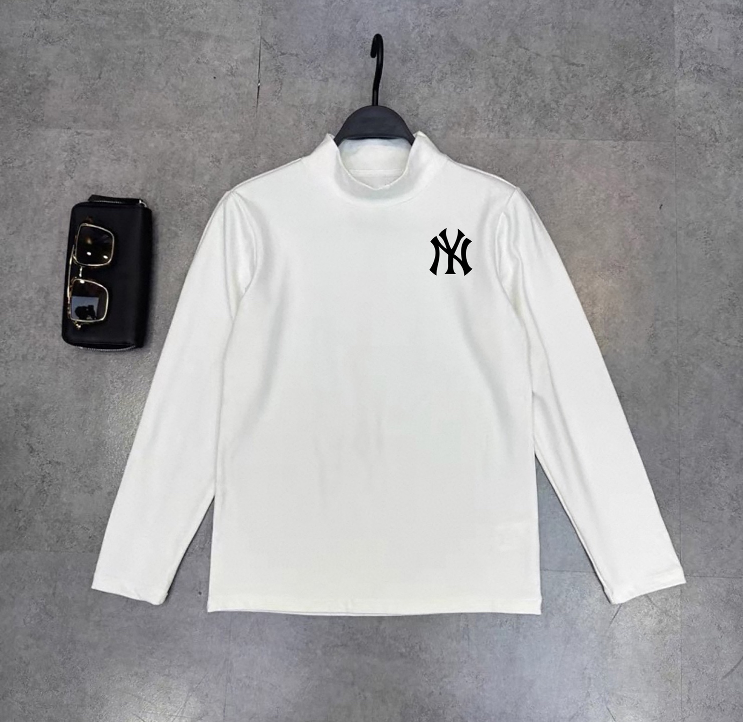 🛒购物价： p💰130德绒打底衫
MLB-NY双面磨毛德绒半高领长袖打底衫

     给大家带来一款既显瘦又不紧绷的弹力打底衫，在显瘦保暖舒适的同时，摆脱传统保暖衣的臃肿显胖感

     甄选德国进口双面磨毛德绒面料，巴素兰工艺处理，亲肤舒适保暖，手感软糯细腻，恒温持热，耐穿耐磨不起球，领口二本针加固，不易变形

     高弹力，版型贴身不紧绷，打底不显臃肿，超级显瘦，寒冷的冬季在室内无需暖气和空调，穿上这款内衣打底衫就够了，超级保暖，自带发热锁温效果，热到冒烟🔥巨软糯，户外搭配一件羽绒服可抗住零下30度，双面磨毛德绒，很软很细腻，穿上暖暖的，很贴心，恒温发热科技，上身即暖，面料舒适透气，汗不贴身，透气干爽舒适

     这是一款兼保暖与颜值的保暖衣，穿上它，保暖又轻盈，恰到好处地平衡了舒适度与时尚感。无论单穿或内搭，都能展现干净利落的身形线条， 半高领设计修饰颈部比例，纯色极简设计永不过时，搭配外套、羽绒服或卫衣都毫无违和感。

Color：黑色/白色
Size：M/L/XL

                    胸围         肩宽       衣长
           M       102          46          68      
           L        106          47           70               
           XL      110         48           72  

M推荐身高/体重 155-165cm/90-130斤
 
L推荐身高/体重：165-175cm/130-160斤

XL推荐身高/体重：175-185cm/160-190斤
        
      【注：手工测量 存在1～3 cm 误差】









