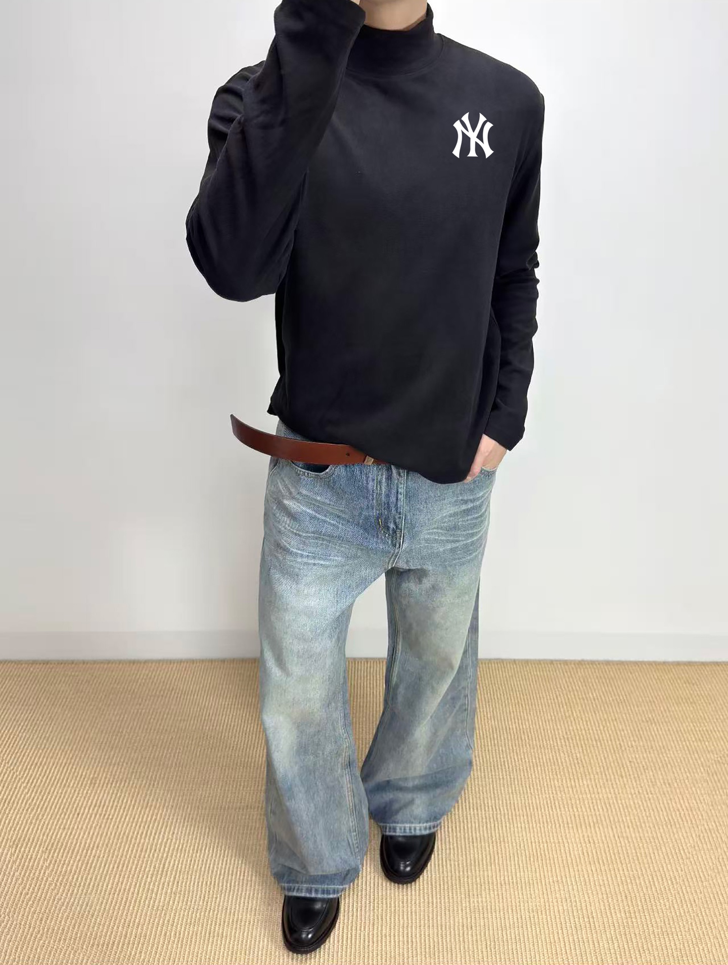 🛒购物价： p💰130德绒打底衫
MLB-NY双面磨毛德绒半高领长袖打底衫

     给大家带来一款既显瘦又不紧绷的弹力打底衫，在显瘦保暖舒适的同时，摆脱传统保暖衣的臃肿显胖感

     甄选德国进口双面磨毛德绒面料，巴素兰工艺处理，亲肤舒适保暖，手感软糯细腻，恒温持热，耐穿耐磨不起球，领口二本针加固，不易变形

     高弹力，版型贴身不紧绷，打底不显臃肿，超级显瘦，寒冷的冬季在室内无需暖气和空调，穿上这款内衣打底衫就够了，超级保暖，自带发热锁温效果，热到冒烟🔥巨软糯，户外搭配一件羽绒服可抗住零下30度，双面磨毛德绒，很软很细腻，穿上暖暖的，很贴心，恒温发热科技，上身即暖，面料舒适透气，汗不贴身，透气干爽舒适

     这是一款兼保暖与颜值的保暖衣，穿上它，保暖又轻盈，恰到好处地平衡了舒适度与时尚感。无论单穿或内搭，都能展现干净利落的身形线条， 半高领设计修饰颈部比例，纯色极简设计永不过时，搭配外套、羽绒服或卫衣都毫无违和感。

Color：黑色/白色
Size：M/L/XL

                    胸围         肩宽       衣长
           M       102          46          68      
           L        106          47           70               
           XL      110         48           72  

M推荐身高/体重 155-165cm/90-130斤
 
L推荐身高/体重：165-175cm/130-160斤

XL推荐身高/体重：175-185cm/160-190斤
        
      【注：手工测量 存在1～3 cm 误差】









