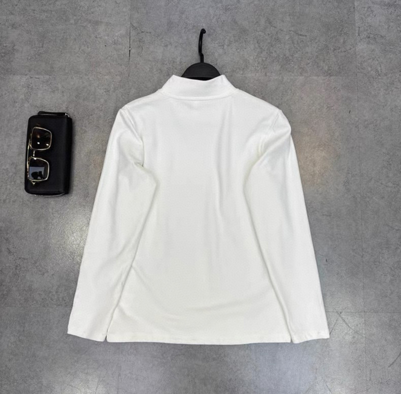 🛒购物价： p💰130德绒打底衫
MLB-NY双面磨毛德绒半高领长袖打底衫

     给大家带来一款既显瘦又不紧绷的弹力打底衫，在显瘦保暖舒适的同时，摆脱传统保暖衣的臃肿显胖感

     甄选德国进口双面磨毛德绒面料，巴素兰工艺处理，亲肤舒适保暖，手感软糯细腻，恒温持热，耐穿耐磨不起球，领口二本针加固，不易变形

     高弹力，版型贴身不紧绷，打底不显臃肿，超级显瘦，寒冷的冬季在室内无需暖气和空调，穿上这款内衣打底衫就够了，超级保暖，自带发热锁温效果，热到冒烟🔥巨软糯，户外搭配一件羽绒服可抗住零下30度，双面磨毛德绒，很软很细腻，穿上暖暖的，很贴心，恒温发热科技，上身即暖，面料舒适透气，汗不贴身，透气干爽舒适

     这是一款兼保暖与颜值的保暖衣，穿上它，保暖又轻盈，恰到好处地平衡了舒适度与时尚感。无论单穿或内搭，都能展现干净利落的身形线条， 半高领设计修饰颈部比例，纯色极简设计永不过时，搭配外套、羽绒服或卫衣都毫无违和感。

Color：黑色/白色
Size：M/L/XL

                    胸围         肩宽       衣长
           M       102          46          68      
           L        106          47           70               
           XL      110         48           72  

M推荐身高/体重 155-165cm/90-130斤
 
L推荐身高/体重：165-175cm/130-160斤

XL推荐身高/体重：175-185cm/160-190斤
        
      【注：手工测量 存在1～3 cm 误差】









