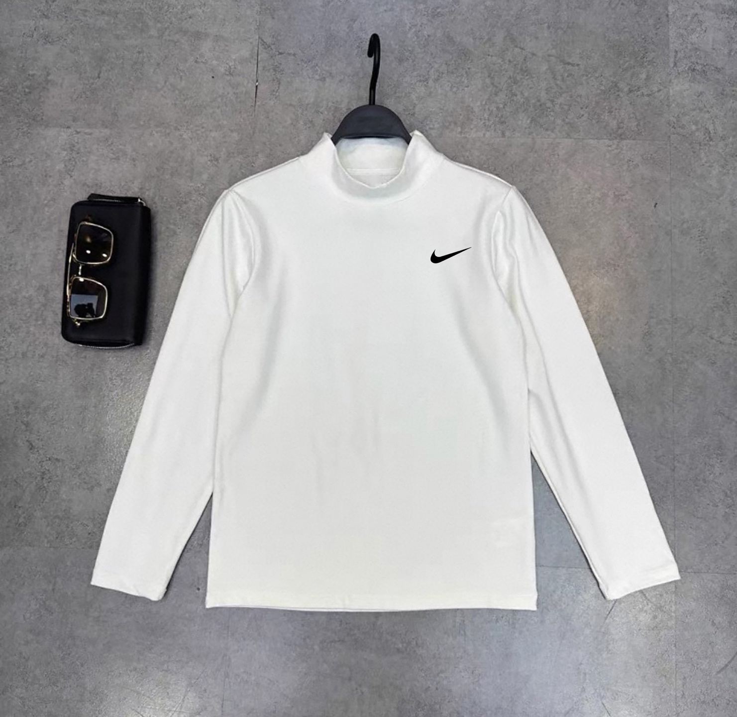 🛒购物价： p💰130德绒打底衫
Nike 耐克小勾双面磨毛德绒半高领长袖打底衫

     给大家带来一款既显瘦又不紧绷的弹力打底衫，在显瘦保暖舒适的同时，摆脱传统保暖衣的臃肿显胖感

     甄选德国进口双面磨毛德绒面料，巴素兰工艺处理，亲肤舒适保暖，手感软糯细腻，恒温持热，耐穿耐磨不起球，领口二本针加固，不易变形

     高弹力，版型贴身不紧绷，打底不显臃肿，超级显瘦，寒冷的冬季在室内无需暖气和空调，穿上这款内衣打底衫就够了，超级保暖，自带发热锁温效果，热到冒烟🔥巨软糯，户外搭配一件羽绒服可抗住零下30度，双面磨毛德绒，很软很细腻，穿上暖暖的，很贴心，恒温发热科技，上身即暖，面料舒适透气，汗不贴身，透气干爽舒适

     这是一款兼保暖与颜值的保暖衣，穿上它，保暖又轻盈，恰到好处地平衡了舒适度与时尚感。无论单穿或内搭，都能展现干净利落的身形线条， 半高领设计修饰颈部比例，纯色极简设计永不过时，搭配外套、羽绒服或卫衣都毫无违和感。

Color：黑色/白色
Size：M/L/XL

                    胸围         肩宽       衣长
           M       102          46          68      
           L        106          47           70               
           XL      110         48           72  

M推荐身高/体重 155-165cm/90-130斤
 
L推荐身高/体重：165-175cm/130-160斤

XL推荐身高/体重：175-185cm/160-190斤
        
      【注：手工测量 存在1～3 cm 误差】










