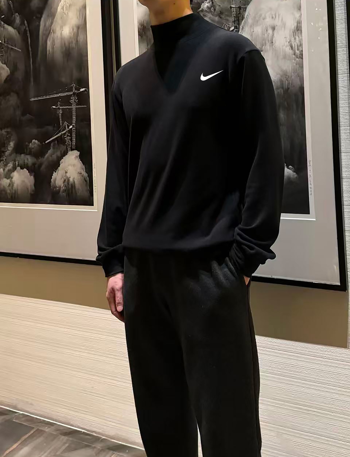 🛒购物价： p💰130德绒打底衫
Nike 耐克小勾双面磨毛德绒半高领长袖打底衫

     给大家带来一款既显瘦又不紧绷的弹力打底衫，在显瘦保暖舒适的同时，摆脱传统保暖衣的臃肿显胖感

     甄选德国进口双面磨毛德绒面料，巴素兰工艺处理，亲肤舒适保暖，手感软糯细腻，恒温持热，耐穿耐磨不起球，领口二本针加固，不易变形

     高弹力，版型贴身不紧绷，打底不显臃肿，超级显瘦，寒冷的冬季在室内无需暖气和空调，穿上这款内衣打底衫就够了，超级保暖，自带发热锁温效果，热到冒烟🔥巨软糯，户外搭配一件羽绒服可抗住零下30度，双面磨毛德绒，很软很细腻，穿上暖暖的，很贴心，恒温发热科技，上身即暖，面料舒适透气，汗不贴身，透气干爽舒适

     这是一款兼保暖与颜值的保暖衣，穿上它，保暖又轻盈，恰到好处地平衡了舒适度与时尚感。无论单穿或内搭，都能展现干净利落的身形线条， 半高领设计修饰颈部比例，纯色极简设计永不过时，搭配外套、羽绒服或卫衣都毫无违和感。

Color：黑色/白色
Size：M/L/XL

                    胸围         肩宽       衣长
           M       102          46          68      
           L        106          47           70               
           XL      110         48           72  

M推荐身高/体重 155-165cm/90-130斤
 
L推荐身高/体重：165-175cm/130-160斤

XL推荐身高/体重：175-185cm/160-190斤
        
      【注：手工测量 存在1～3 cm 误差】









