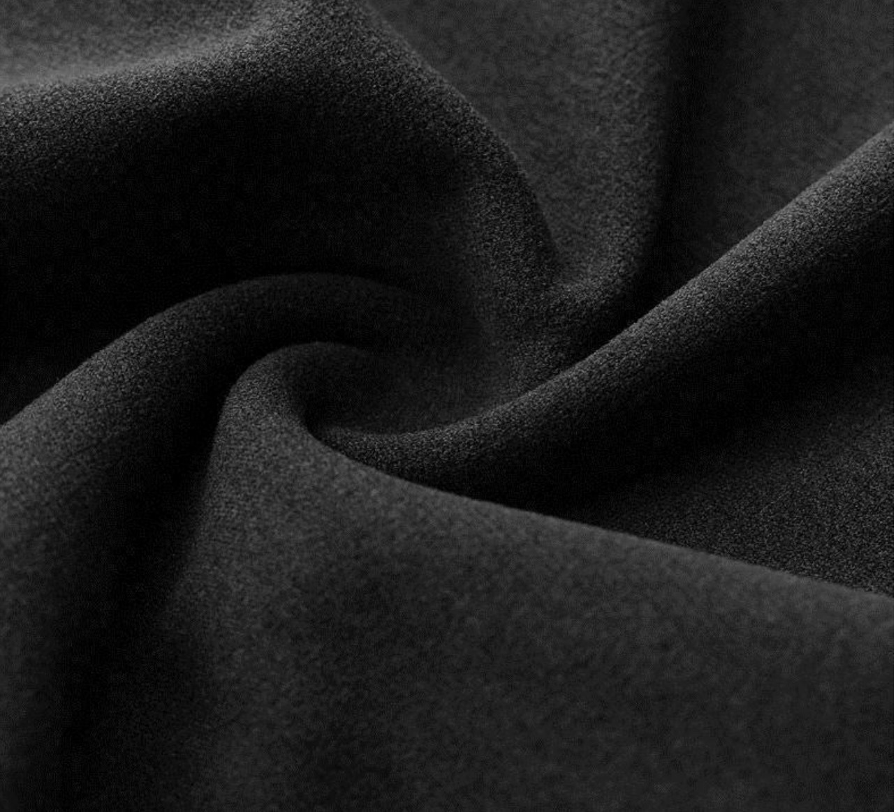 🛒购物价： p💰130德绒打底衫
MLB-NY双面磨毛德绒半高领长袖打底衫

     给大家带来一款既显瘦又不紧绷的弹力打底衫，在显瘦保暖舒适的同时，摆脱传统保暖衣的臃肿显胖感

     甄选德国进口双面磨毛德绒面料，巴素兰工艺处理，亲肤舒适保暖，手感软糯细腻，恒温持热，耐穿耐磨不起球，领口二本针加固，不易变形

     高弹力，版型贴身不紧绷，打底不显臃肿，超级显瘦，寒冷的冬季在室内无需暖气和空调，穿上这款内衣打底衫就够了，超级保暖，自带发热锁温效果，热到冒烟🔥巨软糯，户外搭配一件羽绒服可抗住零下30度，双面磨毛德绒，很软很细腻，穿上暖暖的，很贴心，恒温发热科技，上身即暖，面料舒适透气，汗不贴身，透气干爽舒适

     这是一款兼保暖与颜值的保暖衣，穿上它，保暖又轻盈，恰到好处地平衡了舒适度与时尚感。无论单穿或内搭，都能展现干净利落的身形线条， 半高领设计修饰颈部比例，纯色极简设计永不过时，搭配外套、羽绒服或卫衣都毫无违和感。

Color：黑色/白色
Size：M/L/XL

                    胸围         肩宽       衣长
           M       102          46          68      
           L        106          47           70               
           XL      110         48           72  

M推荐身高/体重 155-165cm/90-130斤
 
L推荐身高/体重：165-175cm/130-160斤

XL推荐身高/体重：175-185cm/160-190斤
        
      【注：手工测量 存在1～3 cm 误差】









