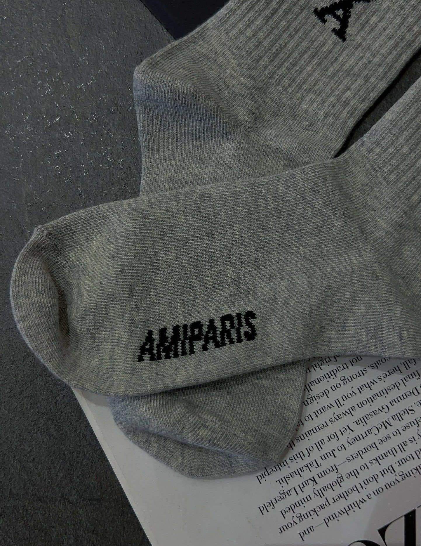 Designed with a classic mid-calf silhouette, these socks feature an - Comprehensive 4