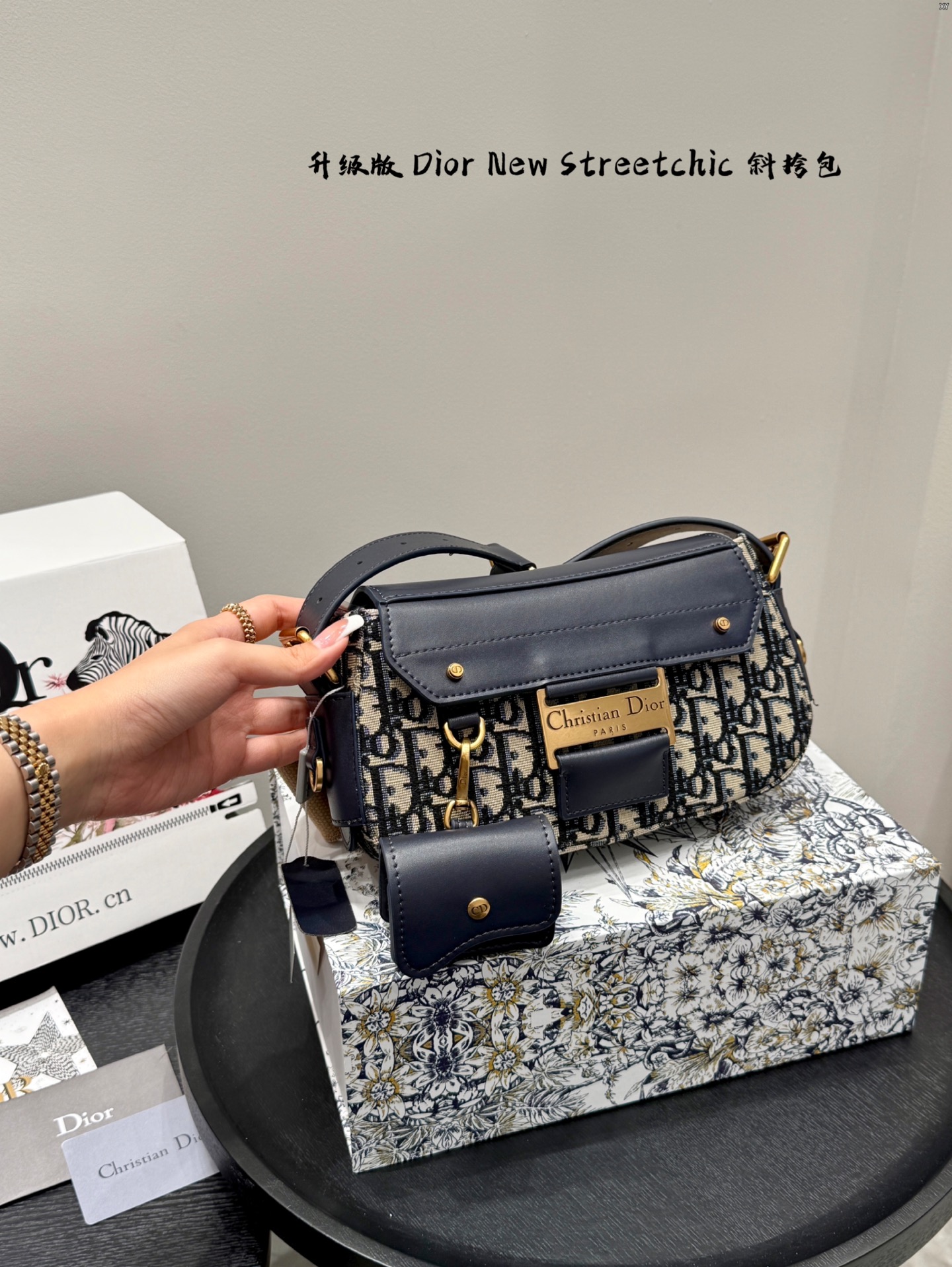P368 Gift Box Packaging | Upgraded Quality | Dior | Streetchic Crossbody Bag | Fall In Love With It As Soon As You Carry It, The Classic Oblique Presbyopia + Distressed Metal Plate, Retro And Fashionable, With Adjustable Embroidered Wide Shoulder Straps, Flexible And Stylish To Carry | Whether Worn With A Casual Denim Jacket Or A Simple Top, You Can Easily Achieve A High-end Feel, As If It Comes With A Luxurious Filter, And It Also Comes With A Small Earphone Bag And Coin Purse. The Details Are Ecstatic | Size:23x5x14cm