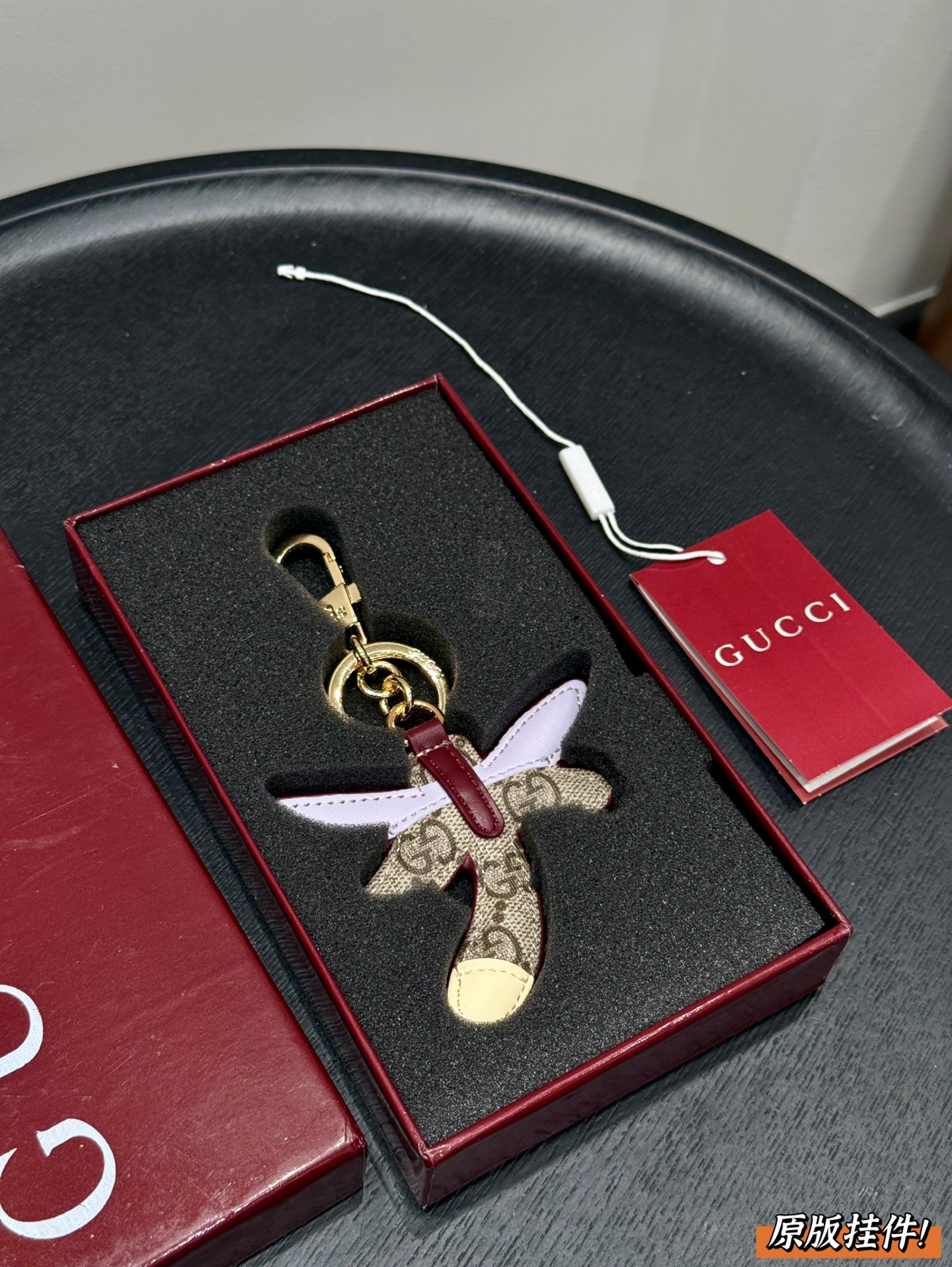 NO:617183,Gucci pendant zoo series dragonfly keychain pendant is made with heavy craftsmanship. So cute!  The first time I saw it, it made me cute. It can also be hung on bags to create a concave shape, gucci, keychain19860909Gucci 挂饰 动物园系列 蜻蜓钥匙扣挂件 重工打造 好可爱！ 第一眼看到它就已经把我给萌化了 也可以挂在包包上凹造型,,gucci,keychain,accessory