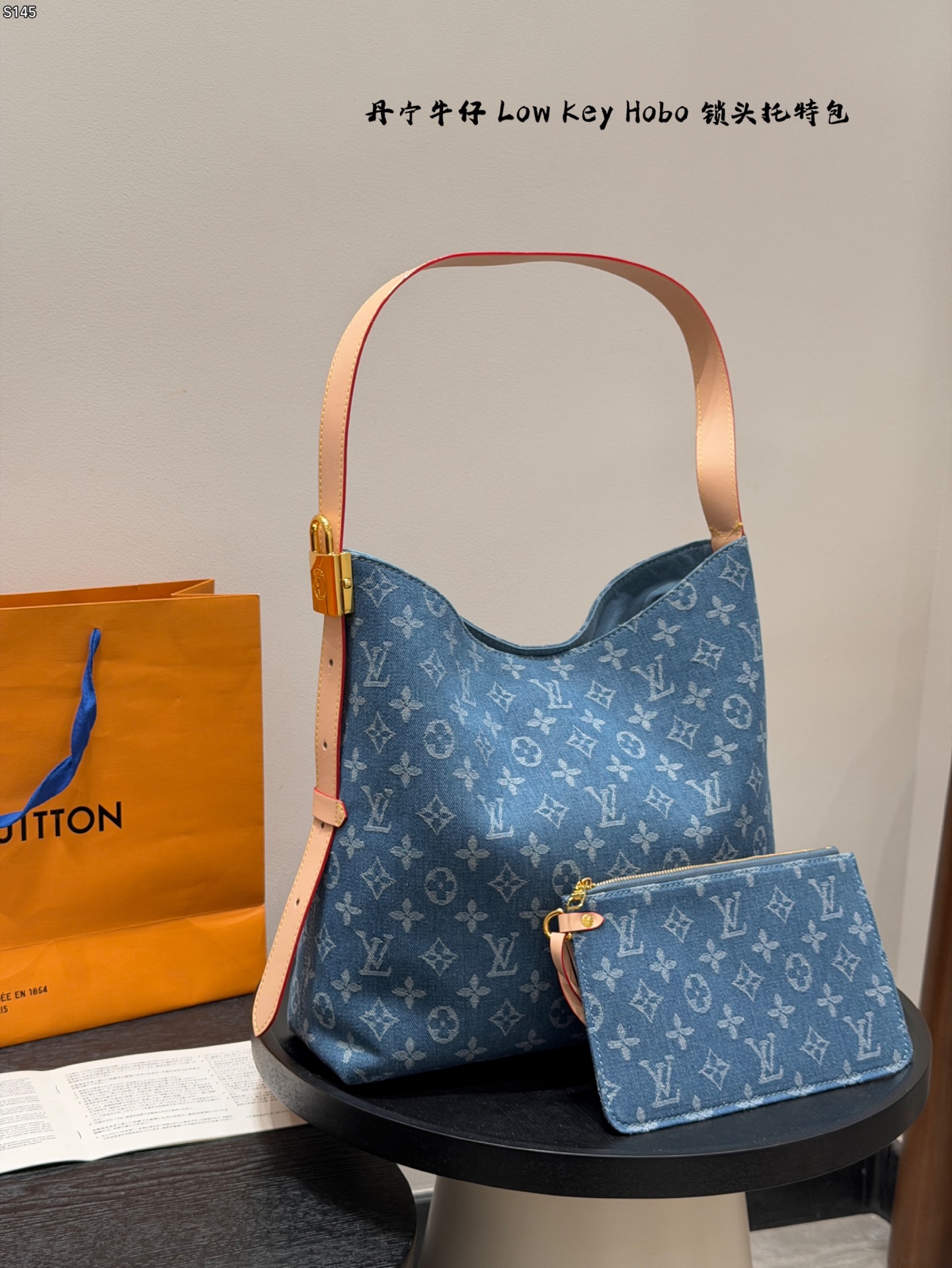 带盒子 LV 购物袋系列Low Key Hobo腋下手袋中古系列锁头托特tote 可调节肩带点缀经典铭纹挂锁 充裕空间可轻松收纳笔记本电脑等日常所需上身很轻便很舒适,实用性没话说非常完美的一只包包 尺寸 31*32