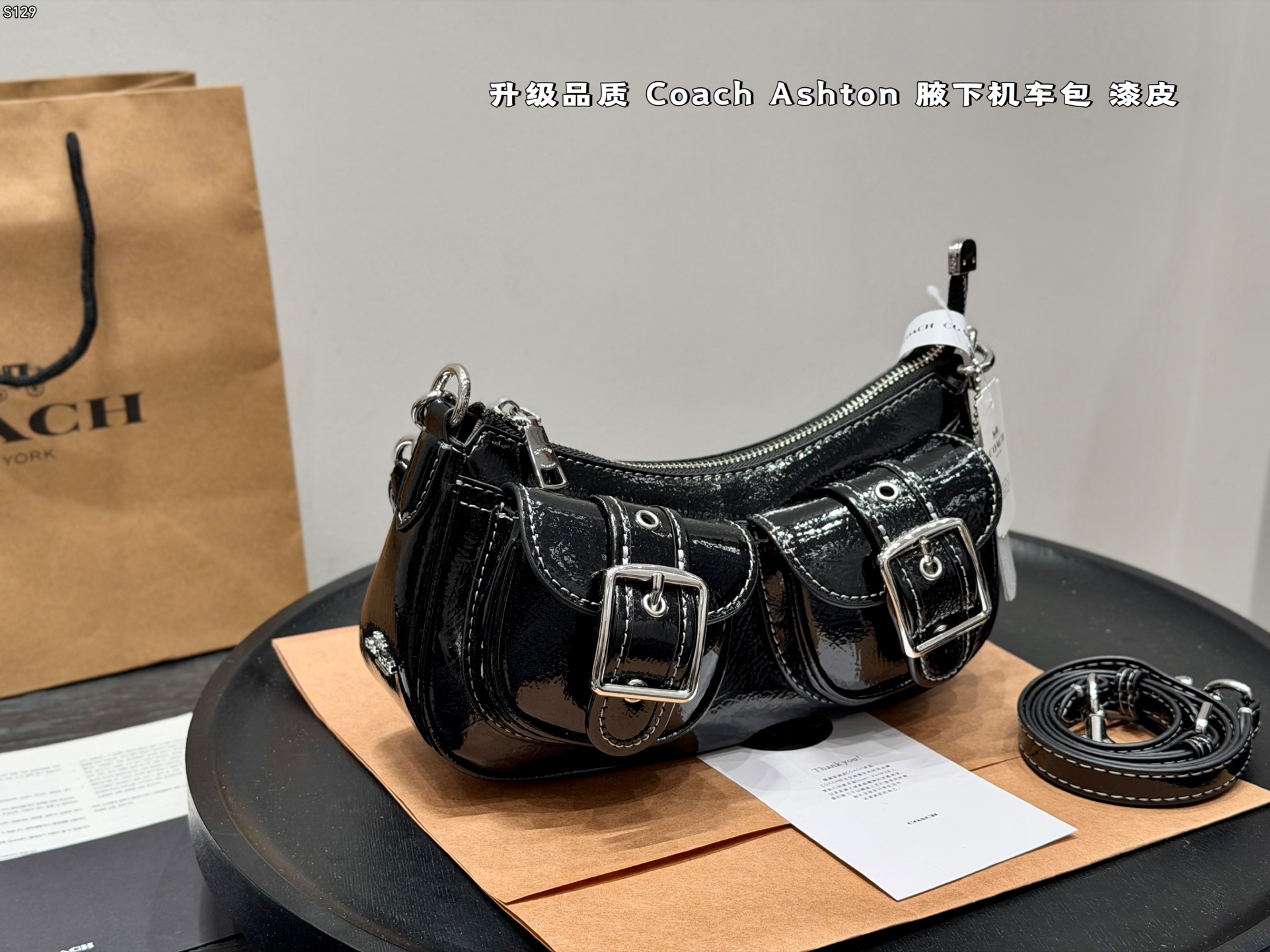 P278 Gift Box Packaging | Upgraded Version Patent Leather Silver Buckle | Coach｜ashton Baguette Armpit Bag. Motorcycle Style/work Wear Style; Different Cool Combinations | The Classic Horse-drawn Carriage Print Is Very High-end, Very Refined And Practical. The Upper Body Is Very Light. The Suction Buckle Design Is Simple And Convenient For Taking Your Belongings. 2 Detachable Shoulder Straps, 🉑️Armpit 🉑️Hand Carry 🉑️Crossbody. The Most Important Thing Is That Despite Its Small Size, The Capacity Is Very Sufficient. Take It With You When Traveling On May Day | Size: 22x12cm