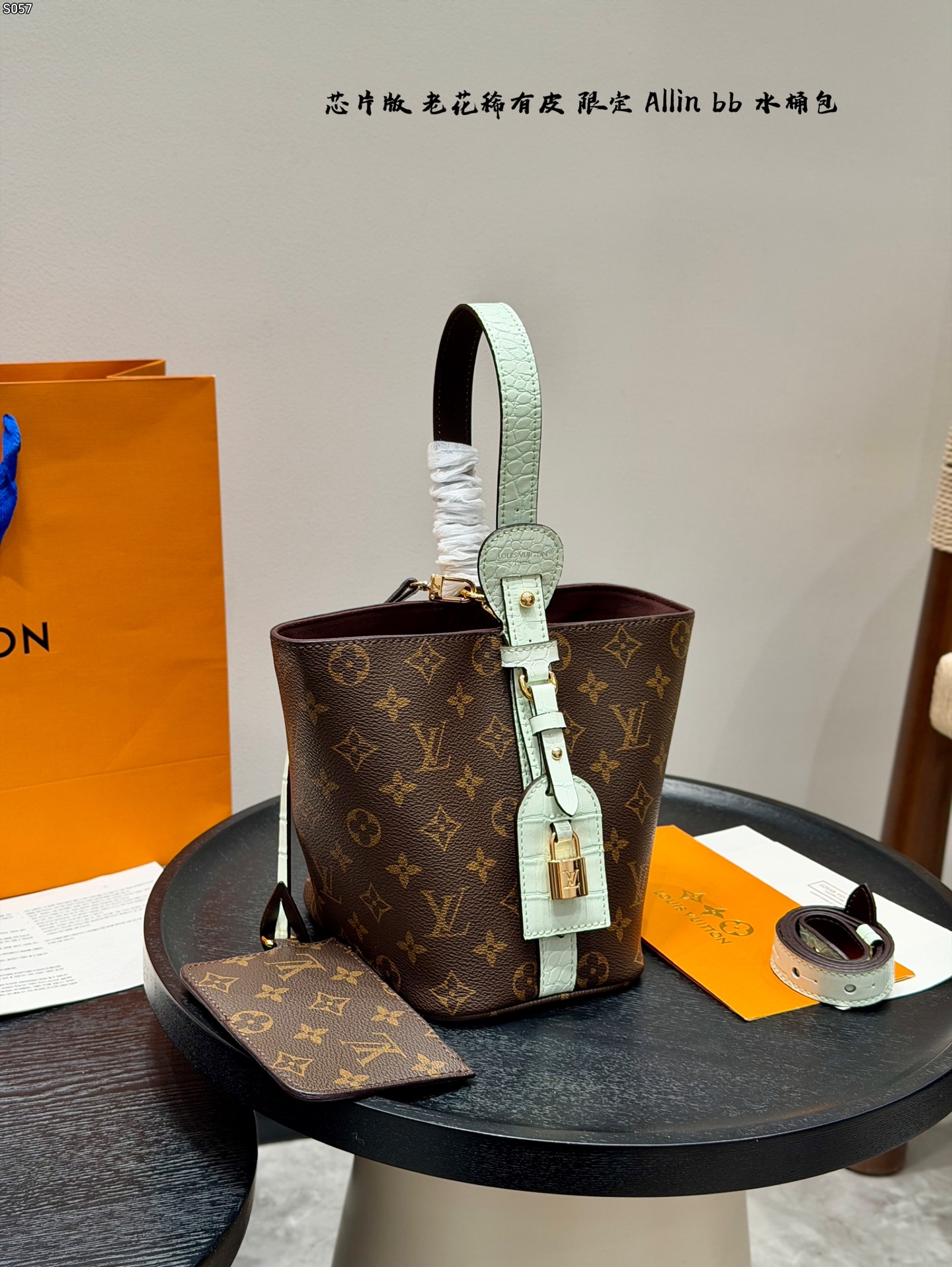P225 Gift Box Packaging | With Chip | Size: 17 18cm | Lv New Presbyopia With Rare Leather Allinbb Bucket Bag | One Bag Can Be Carried Multiple Times And The Styles Are Very Different | I Feel That Autumn And Winter Are More Suitable For Crossbody | Spring And Summer Can Be Carried Alone Like A Vegetable Basket | You Can Adjust The Carrying Method According To The Outfit. One Bag Can Be Used As Many Styles. The Design Sense Is Really Strong And Quietly Enhances The Overall Sense Of Sophistication.