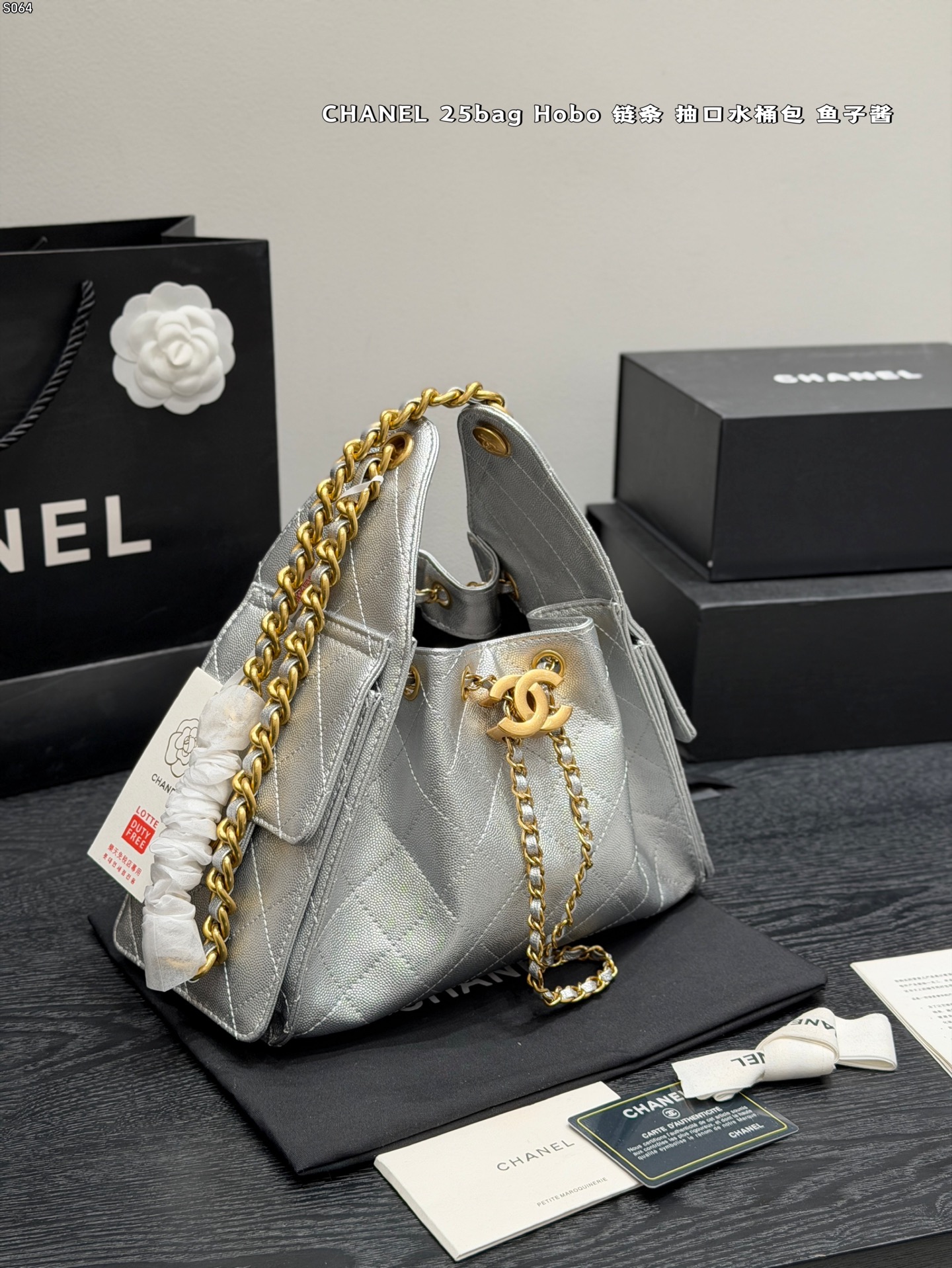 P285 Gift Box Packaging | Size 26 20 | Chanel 25bag Hobo Chain Drawstring Bucket Bag | Jennie Is The Queen Of Chanel Sales | The 25bag, Which Has Been Favored By Jennie Recently, Is A Combination Of Drawstring Bucket Bag And Hobo, Which Combines Practical Bags And Fashionable Bags, Two Types That Girls Love Most The Three-dimensional Bag Body Is Also Equipped With Small Pockets On Both Sides, The Style Is Casual And Cool At The Same Time