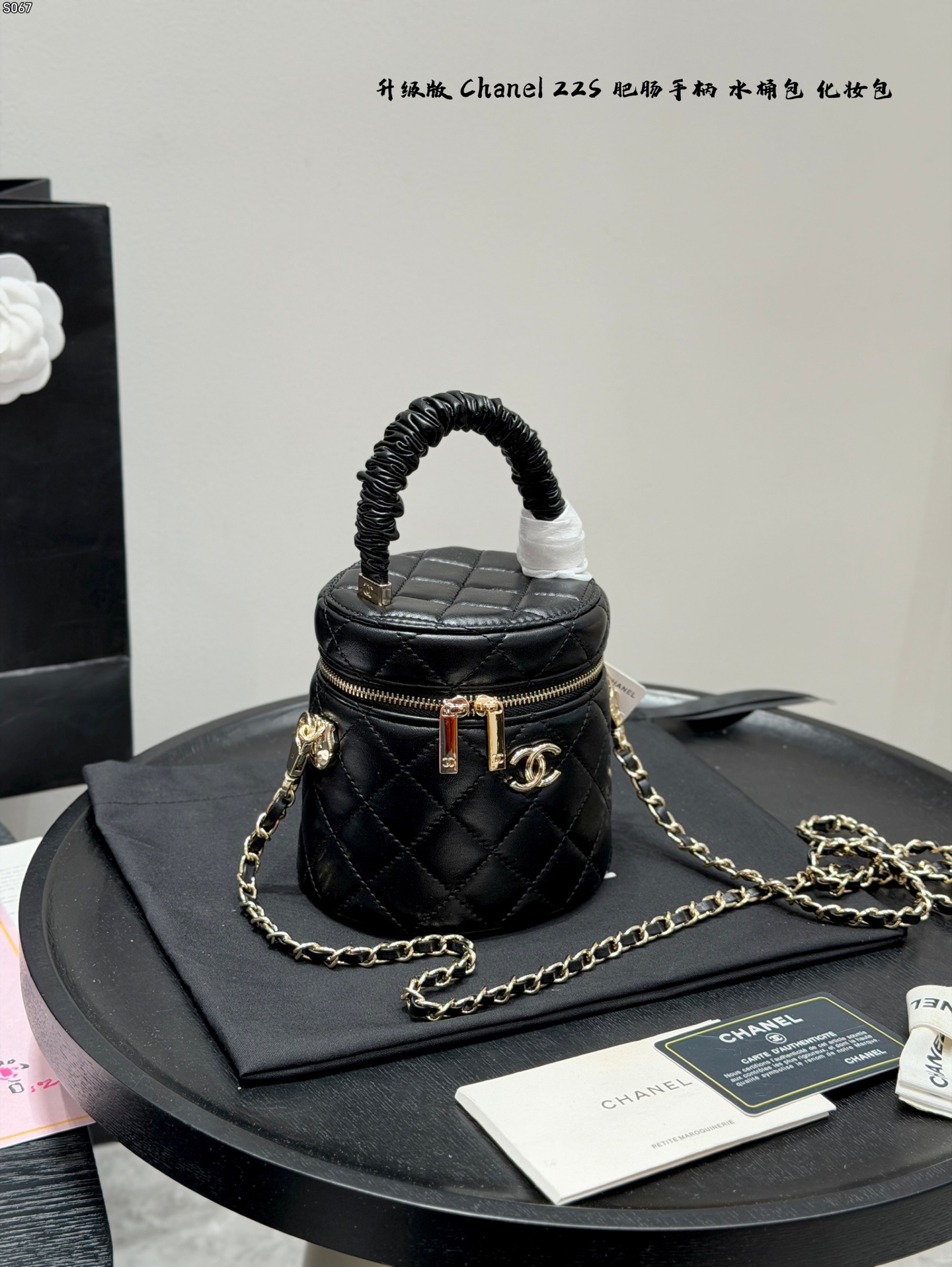 P248 Gift Box Packaging | Upgraded Quality ️ | Chanel Chanel Sausage Handle Bag Portable Bucket Bag Cosmetic Bag | This Is A Small And Exquisite Little Waste Bag, Chanel Black Gold Sausage | The Handle Bucket Cosmetic Bag Is Super Popular, After All, Who Can Refuse A Cute Bag | The Sausage Pleated Handle Is Like The Popular Large Intestine Hair Tie Before, So Cute | He Is Really Not A Small Waste Bag, The Double Zipper Opening Is Large, Card Holder, Key Lipstick Paper | These Towels Can Be Installed | Bring Your Own Small 0 To Touch Up Makeup And Keep It Refined At All Times. | Black Gold Is Super Classic And Versatile, A Fashionable Item, But It Is Small But It Is The Favorite Of Many Sisters Size 15 13cm