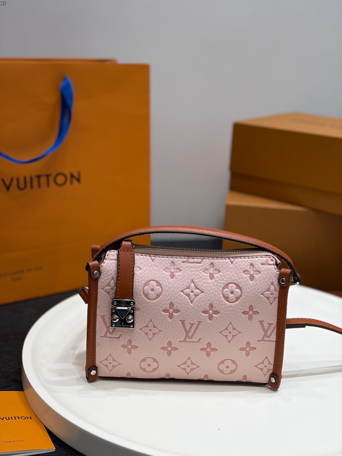 P203 With Box | Lv Gradient Embossed Trunk Soft Box Small Box | Super Popular One | The Compact And Exquisite Appearance Is Really Love At First Sight | It Is Really Versatile | Suitable For Daily Commuting In Any Occasion | Size: 21 13cm