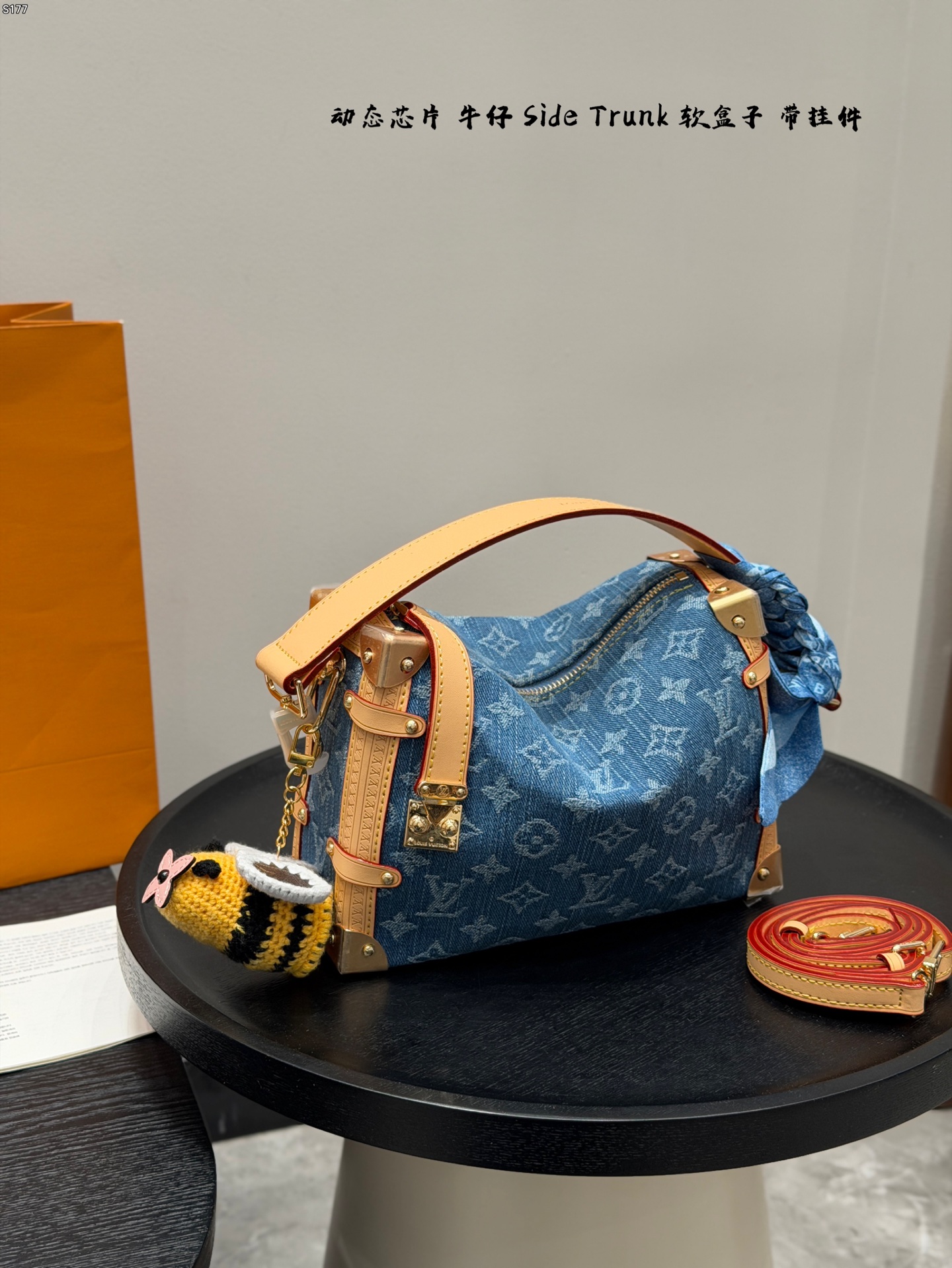 P293 Gift Box Packaging | Dynamic Chip With Pendant And Scarf️ | Lv Side Trunk Denim Soft Box Bag, Blue Denim + Classic Monogram Presbyopia, With White Leather Trim And Metal Hardware, Retro And Fashionable. The Small Size Design Is Suitable For Hand-held, One-shoulder Or Cross-body Wear. The Shoulder Strap Is Adjustable And Can Be Easily Used For Commuting And Leisure. The Denim Material Is Lightweight And Durable, With Moderate Capacity, Making It Easy To Store Daily Items. Due To The Popularity Of The Same Style Of Gu Ailing, It Has Become A Popular Item Of Lv, Which Is Both Fashionable And Practical. | Size 23 16cm