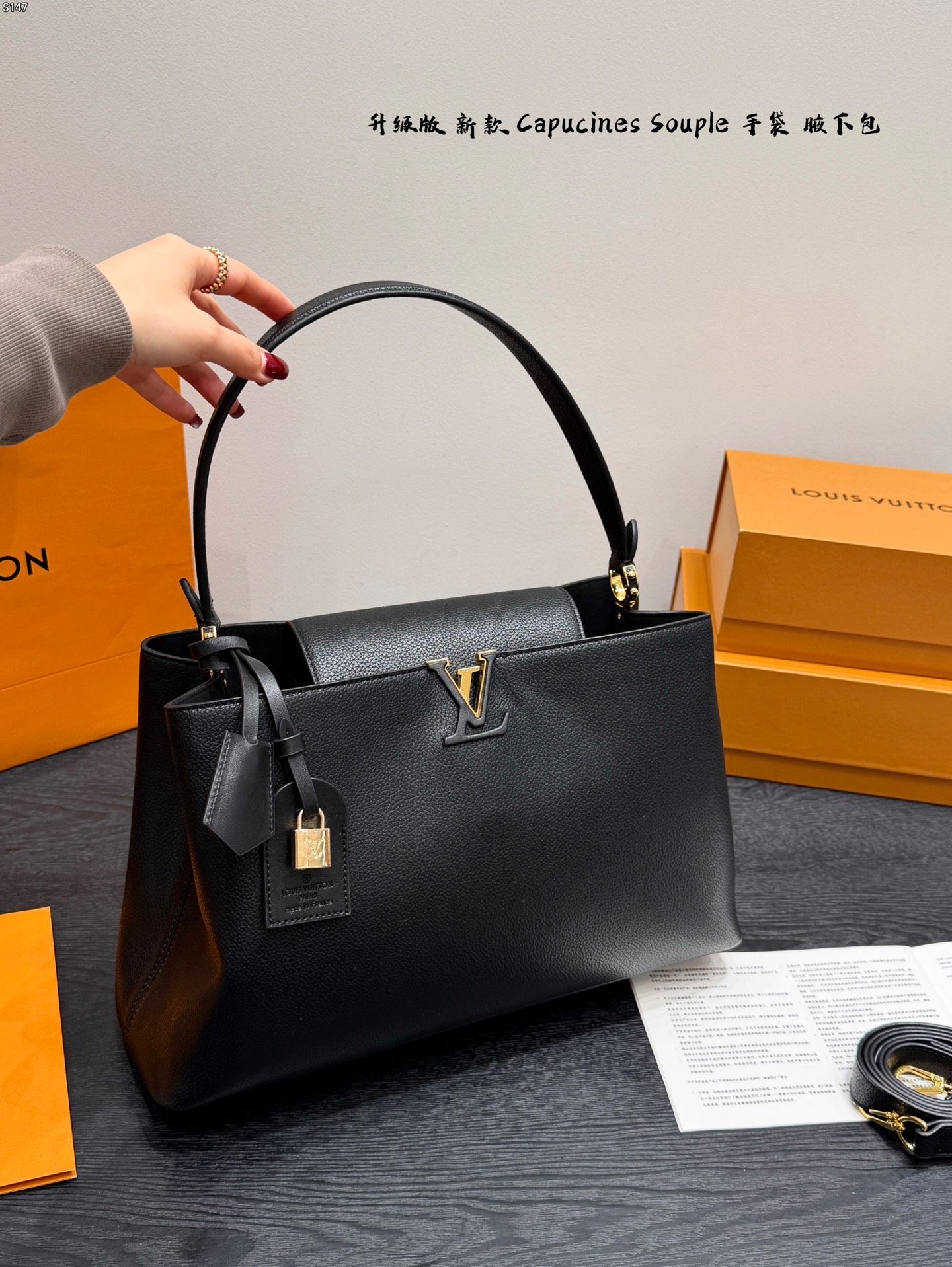 P300 Gift Box Packaging | Upgraded Version ️ | Lv Capucines Souple Armpit Bag Can Be Worn Cross-body. Made Of Soft Grained Cowhide, The Bag Is Light And Casual, And The Lv Letter Buckle On The Front Is Super Recognizable. The Detachable Shoulder Strap Is Suitable For Hand-held, One-shoulder Or Cross-body Wear, Making It Versatile For Commuting Or Going Out On The Street The Interior Space Is Very Large, Making It Easy To Store Daily Items. It Is Practical And Fashionable. It Is One Of The Most Popular Models Of Lv And Looks Good No Matter How You Wear It | Size 38 23cm