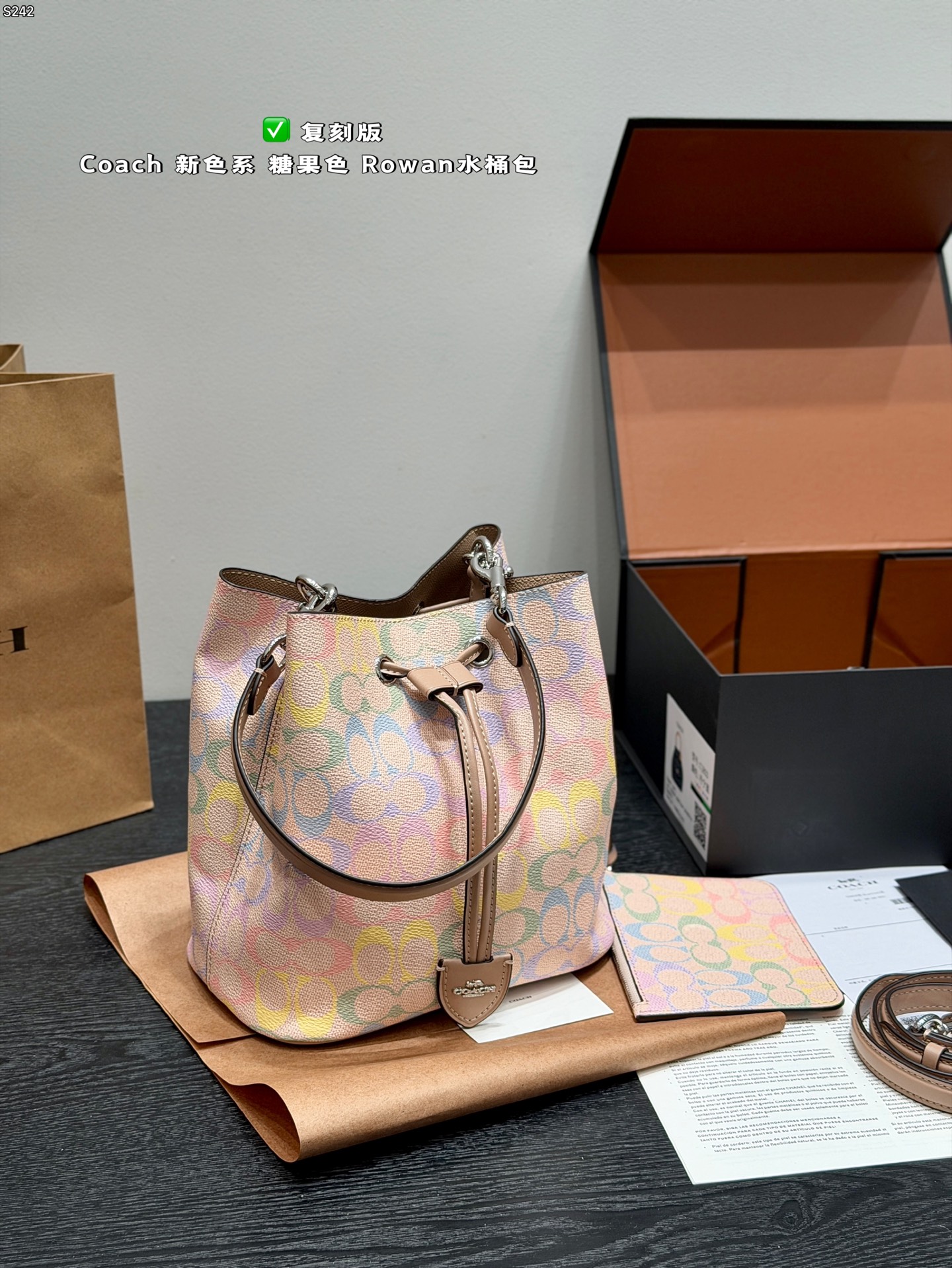 P308 Gift Box Packaging | Cowhide | Coach's New Color Combination, Pink Candy Color | Interpretation Of The Classic Rowan Bucket Bag | As An Excellent All-round Shoulder Bag, The Size Is Not Too Big Or Too Small, And Can Properly Store Daily Items. | Crafted From Polished Pebbled Leather, The Organized Interior Includes A Zipped Compartment, Two Open Compartments And A Small Pocket For Essentials. The Streamlined Shape Of The Bucket Bag Features A Secure Signature Turn-lock Fastener And Can Be Carried By Hand, Shoulder Or Cross-body. | Size 20.21cm