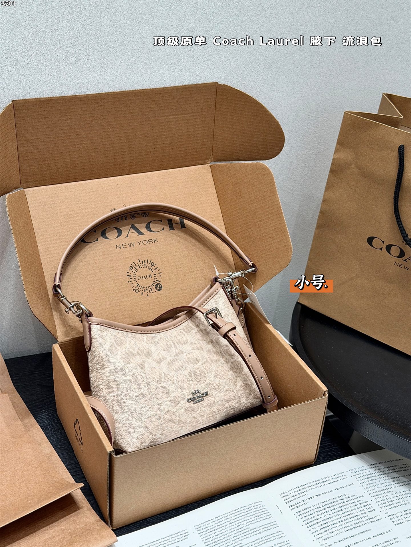 Сумка Coach Laurel с монограммой