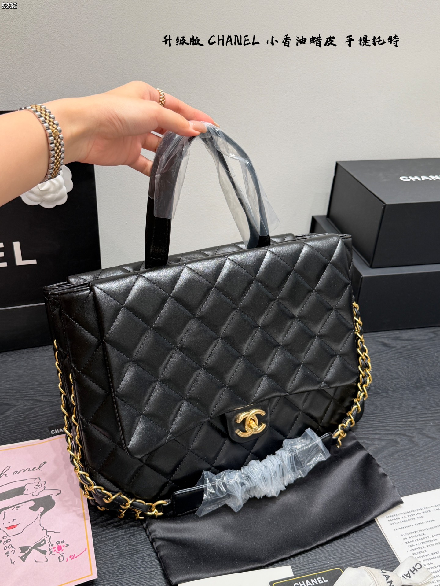 Черная сумка Chanel с цепочкой
