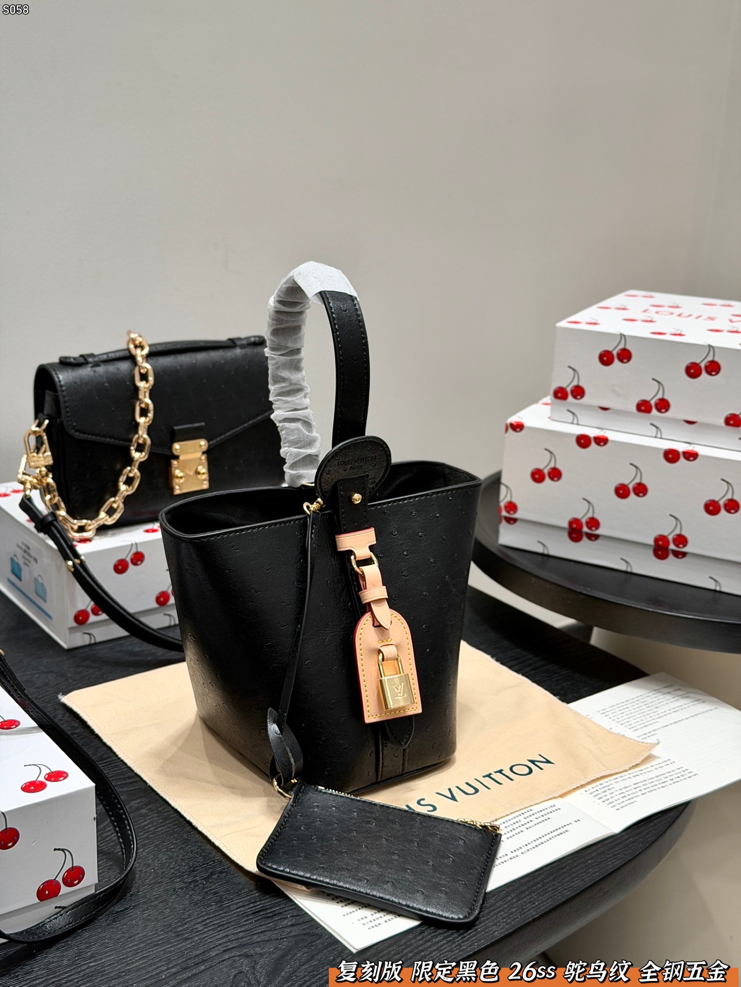 P278 Gift Box Packaging | Steel Hardware | Size 17 18cm | Lv Allinbb Bucket Bag Limited Edition Black Ostrich Pattern | Seasonal Limited Edition, Gentle And Lively. Made Of High-quality Grained Cowhide, It Feels Delicate And Durable. The Shoulder Strap Is Adjustable And Can Be Carried By Hand, On One Shoulder Or Across The Body. It Is Perfect For Daily Outings Or Light Travel.
