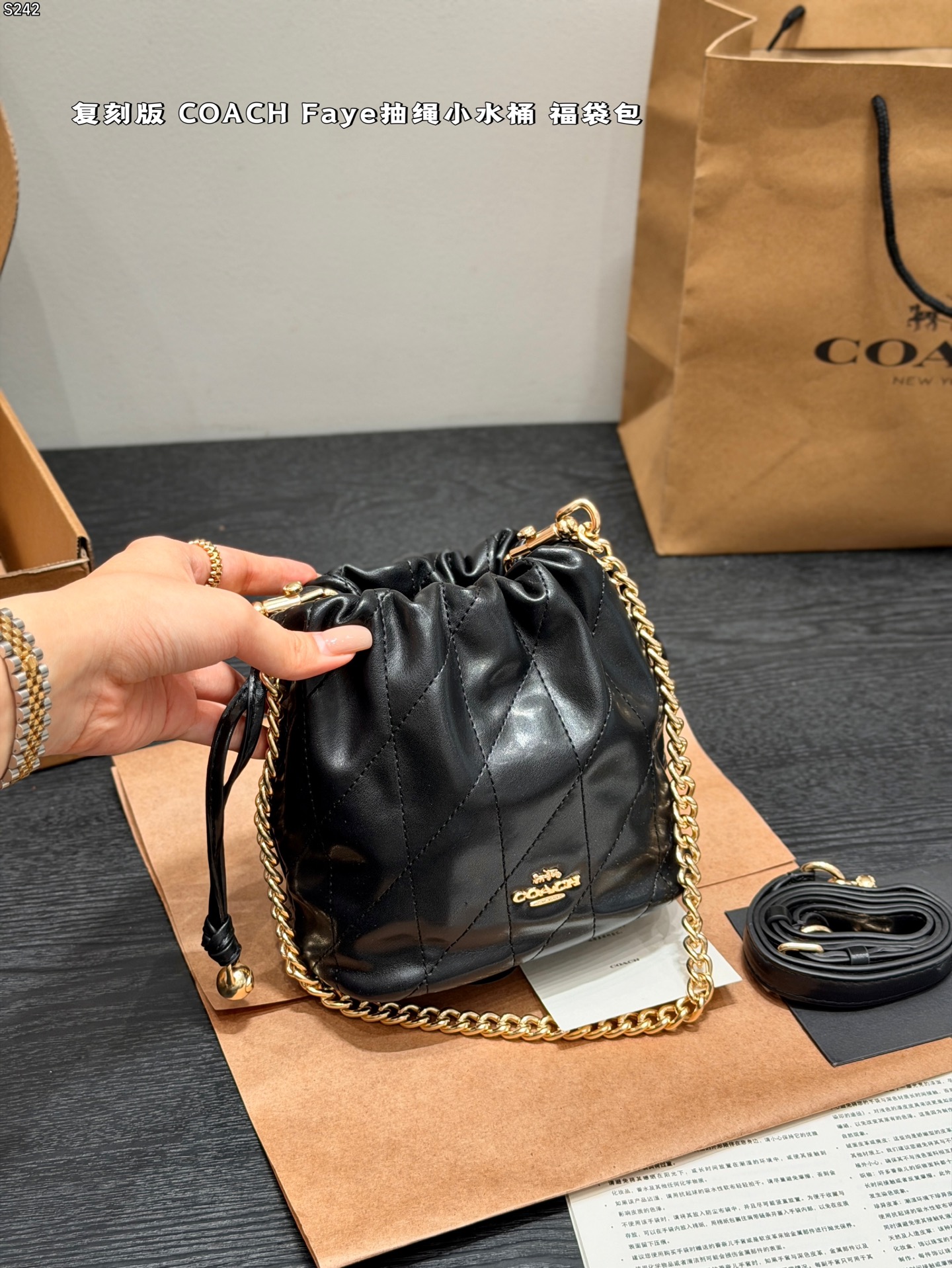P293 Gift Box Packaging | Re-engraved Version | Coach | Faye Drawstring Bucket New Lucky Bag Bag | Because Of Its Unique Cloud Shape And Soft Touch, It Is Affectionately Called The "Cloud Bag" By Everyone. It Has Become A Hot Item Recently Due To Its Versatile Style And Practical Design. | Core Design Highlights | •Cloud Shape: The Bag Body Has Round And Full Lines, Like A Soft Cloud. It Feels Very Comfortable And Gives People A Gentle And Friendly Feeling. | •Drawstring + Magnetic Buckle Closure: This Is Faye’s Most Special Design. The Size Of The Bag Mouth Can Be Adjusted Freely Through The Drawstring. It Can Be Opened Or Tightened Into A "Lucky Bag" Shape, Which Not Only Facilitates Access To Items, But Also Increases Privacy And Security. | • Multi-shoulder Strap Design: Usually Equipped With Shoulder Straps Of Different Lengths, It Can Be Carried By Hand, Carried Cross-body Under The Arm, Or Carried On One Shoulder. It Can Easily Switch Between Different Styles, From Gentle And Ladylike To Playful And Cute. | Size:18 16cm