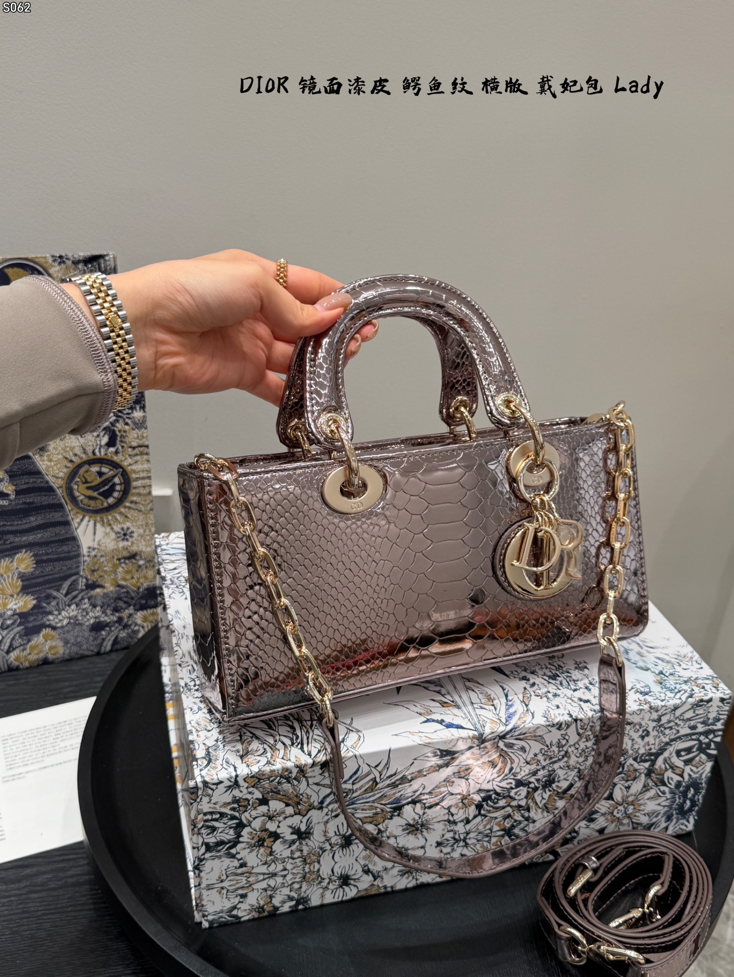 P248 Gift Box Packaging | Dior Horizontal Version Lady Diana Bag Leather Patent Leather | Carefully Crafted With Crocodile Pattern Leather | Medium Style, With Detachable Chain Shoulder Strap And Adjustable | Detachable Leather Shoulder Strap, Can Be Carried By Hand, Shoulder Or Cross-body | Ideal For Daily Styling Size 24cm