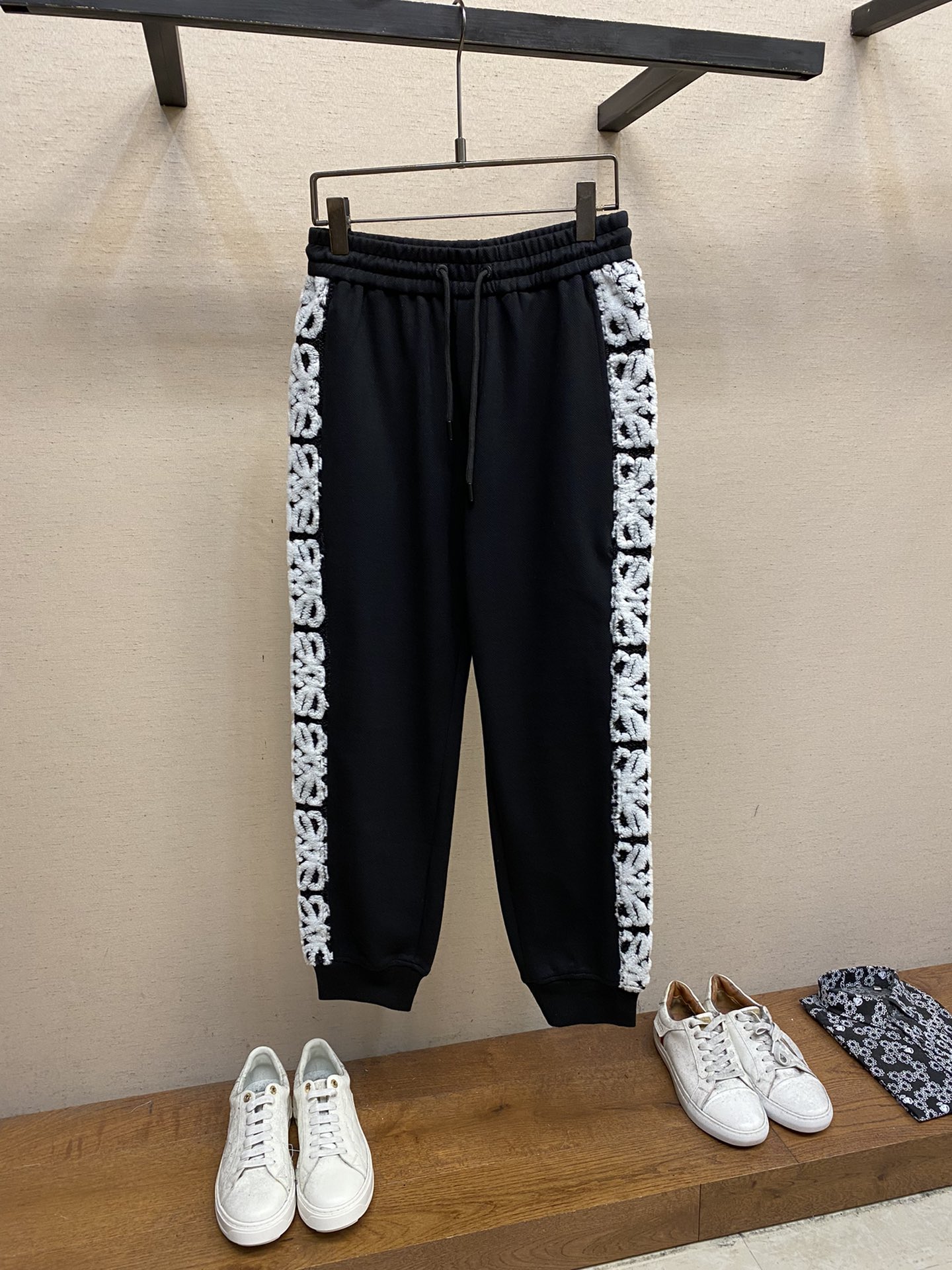 NO:613075,Loewe, men's casual pants, pure cotton casual pants, the latest upper body style is invincible!  You can definitely close your eyes and close your eyes. This type of pants is very versatile and has an elastic waist. It can be worn in daily work and outdoor sports. It is the perfect combination of fashion, leisure and outdoor sports, so it is your best choice whether you wear it daily or outdoors. Extreme comfort and quick perspiration are the most popular focus, improving the wearing comfort. It is suitable for aerobic exercise and cross-country running. This type of running casual pants has an extremely wide range of applications, allowing you to naturally maintain your love for sports in the summer, and can also be worn in leisure life.  Size M-3xl,,loewe,alexander wang19860909Loewe、男士休闲裤 纯棉面料休闲裤,最新款上身版型无敌正！ 绝对可以闭眼收的一款 此款裤子非常百搭,弹力腰围,日常上班 户外运动都可以穿着,是时尚休闲与户外运动的完美结合,所以无论您平时穿或者户外穿都是您的最佳选择. 极致舒适和快速排汗是备受青睐的重点,提升穿着舒适度,适合有氧运动和越野跑条件下穿着,此款是一件适用范围极其广泛的跑步休闲裤,让你在夏天自然可以保持对运动热爱,也可以在休闲生活中穿着 尺码M-3xl,,loewe,alexander wang,Men's clothing