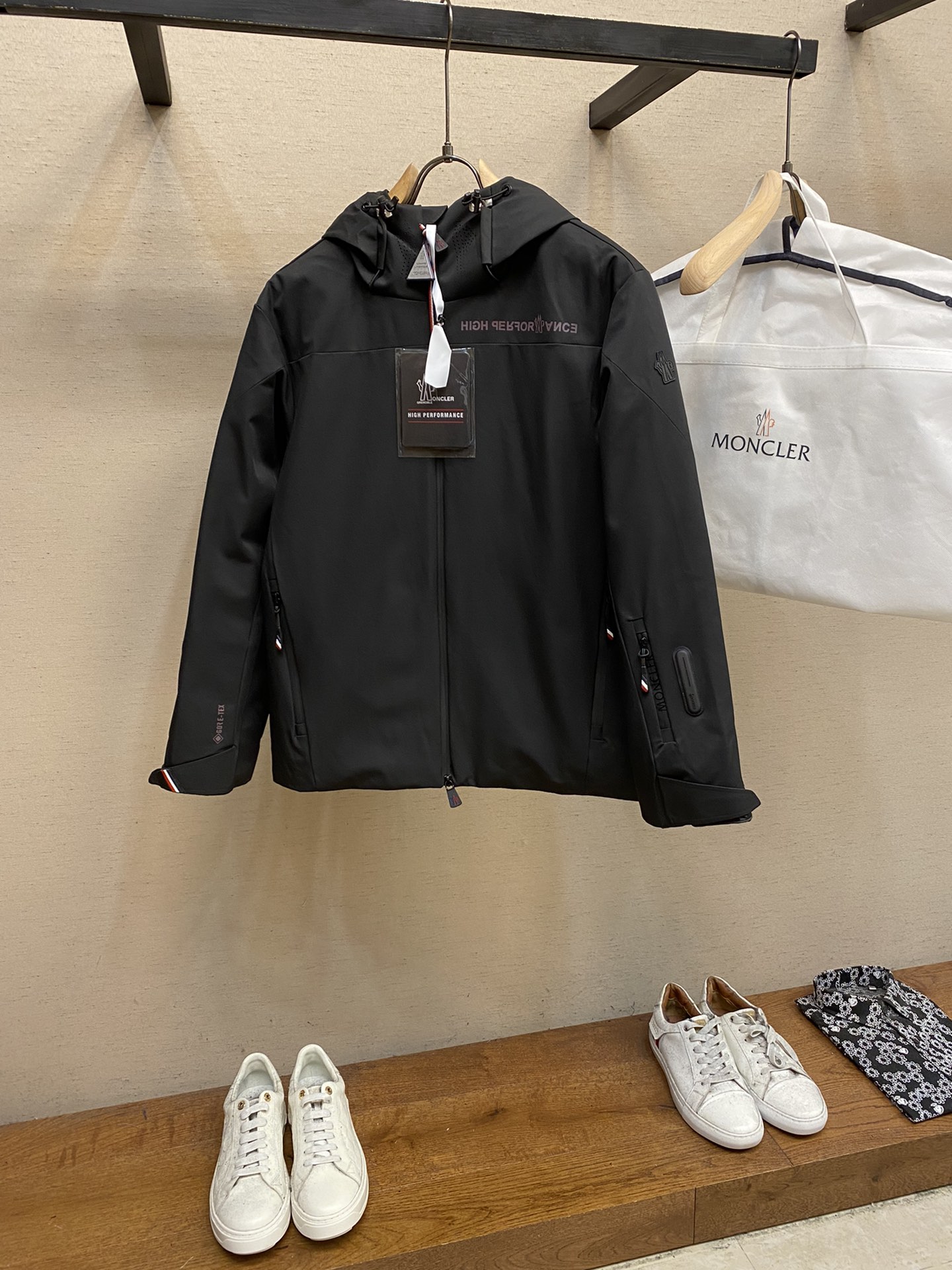 NO:595047,(Factory direct price, no profit) Moncler, MON's new men's casual hooded down jacket Grenoble waterproof laminated wind and snow down jacket If you have a sharp eye, you should already be keeping an eye on this one!  Small and loose version, multi-functional three-dimensional tailoring, design and fashionability are online, and it is consistent in one sentence!  The most shocking thing is its latest black technology fabric + technology cutting seamless bonding and gluing process. The fabric has windproof and waterproof functions. In addition, it has a full range of gluing processes, customer-supplied zippers, adjustable and elastic cuffs, windproof inner sleeves, and countless details. When you get the entire down jacket, you will know that this is definitely not ordinary. Its high specifications can be understood at a glance!  The highest quality 95% white duck down fabric, with excellent fluffiness and full filling, is lightweight and does not weigh down the body, and has excellent thermal insulation performance, whether it is life or adventure, going to distant places or the polar regions to keep out the cold, sizes 0, 1, 2, 3, 4, color black, gray, size 0, shoulder width 47cm - chest 112cm - length 68cm - sleeve length 60cm 1 size shoulder width 48cm - chest 116cm - length 69cm - sleeve length 61cm  Size 2, shoulder width 49cm - bust 120cm - length 70cm - sleeve length 62cm Size 3, shoulder width 50cm - bust 124cm - length 71cm - sleeve length 63cm Size 4, shoulder width 51cm - bust 128cm - length 72cm - sleeve length 64cm,,jackets & coats,down jacket,hats,alexander wang19860909（工厂直发价,不让利） Moncler、 MON新款男士休闲连帽羽绒外套 Grenoble防水压胶风雪羽绒服有亲如果眼尖,应该已经在蹲守这件了！小宽松的版,多功能型立体剪裁,设计感和时髦度在线,一句话一贯的不挑人！ 最让人震撼的还是它最新型的黑科技面料+科技切割无缝粘合和压胶工艺”,面料具有防风及防水的功能另外全方位的压胶工艺,客供拉链,可收口可调松紧的袖口、防风内袖,外加各种数不尽的细节,整款羽绒服拿到手里就知道,这一定不是凡物它的规格之高明白人一眼便知！ 最高等95白鸭绒面料、蓬松度极好填充物饱满,轻便不压身,保暖性能超强,无论生活还是探险去远方还是极地御寒, 尺码0,1,2,3,4 颜色黑色,灰色 0码 肩宽47cm-胸围112cm-衣长68cm-袖长60cm 1码 肩宽48cm-胸围116cm-衣长69cm-袖长61cm 2码 肩宽49cm-胸围120cm-衣长70cm-袖长62cm 3码 肩宽50cm-胸围124cm-衣长71cm-袖长63cm 4码 肩宽51cm-胸围128cm-衣长72cm-袖长64cm,,jackets & coats,down jacket,hats,alexander wang,Men's clothing