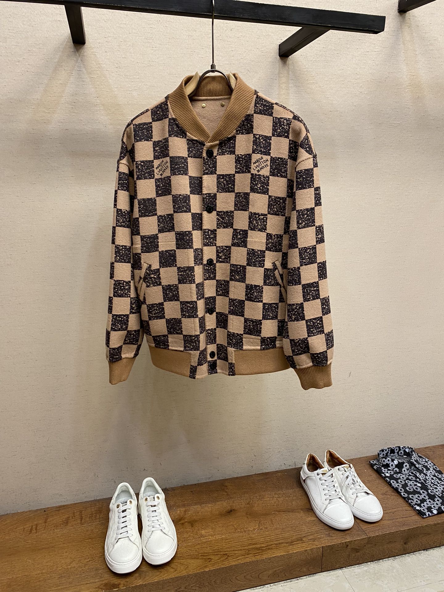 NO:650479,[High-end customization, only exchangeable codes] 1V, double-sided wool jacket. This style is developed by ZP. Customized fabrics and hardware. The fabric is cashmere wool imported from Australia. It is light but very comfortable and warm. Both the fabric and the checkerboard ceramic buckle have been developed for more than a month. The whole pattern is double-sided and extremely material-consuming. A very rare good model. The quantity is limited. Both sides have their own style. No matter which side you wear, it is very high-end. It feels like buying two clothes for the price of one. High cost performance and a must-have.  Size 48-54,,jackets & coats,alexander wang19860909【高端定制,只可换码】 1V、 双面穿羊毛夹克 此款 ZP 开发 定制面料 五金 面料为澳洲进口羊绒毛 轻薄但是非常舒适保暖 面料和棋盘格陶瓷扣均开发了一个多月 整体对花,极其耗料 非常难得的好款 数量有限 两面都有自己的风格 不管穿哪一面都是非常高级 花一件的钱买到两件衣服的感觉 性价比超高必入 尺码48-54,,jackets & coats,alexander wang,Men's clothing