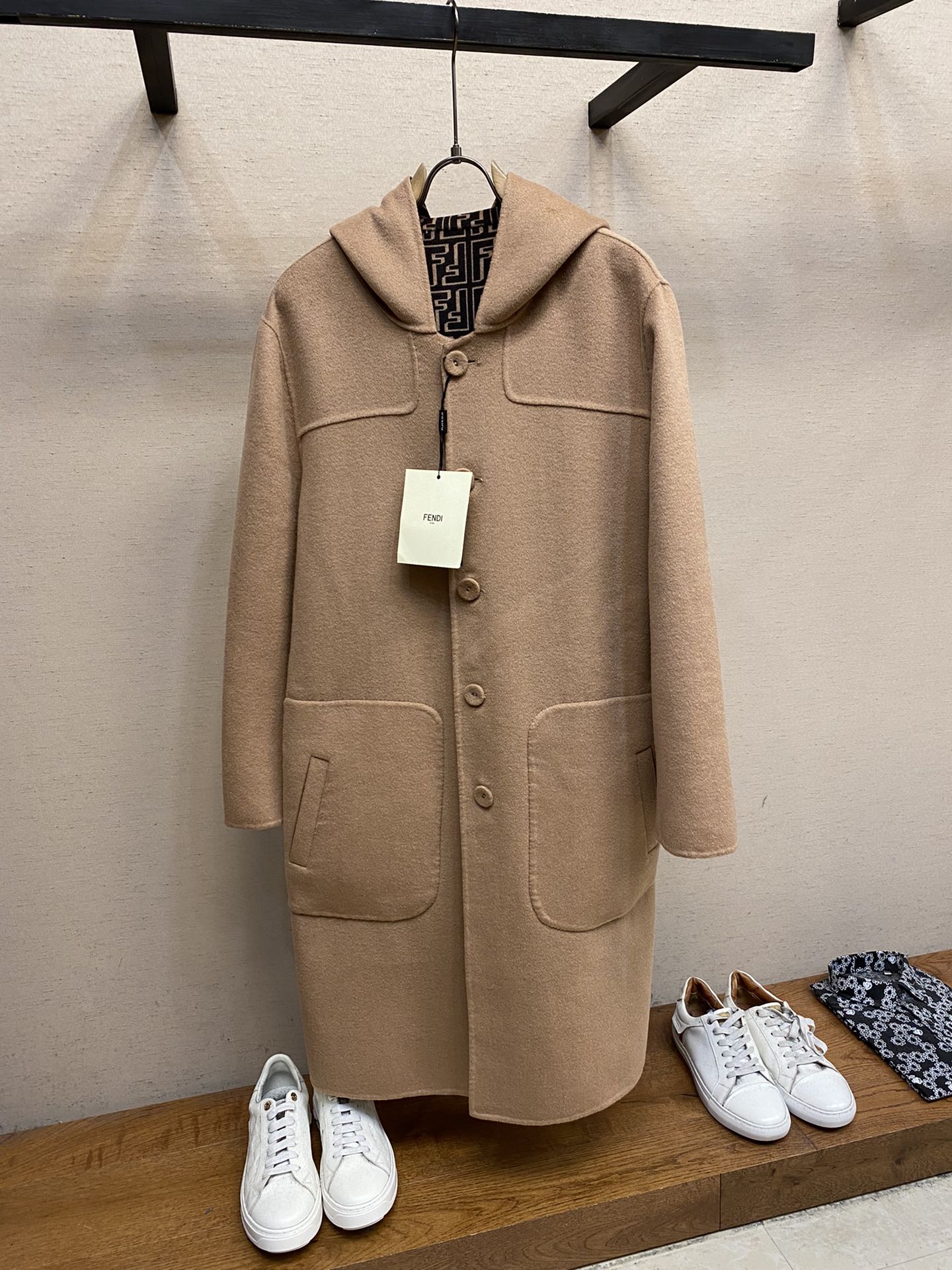 NO:650493,[High-end customization, code exchange only] Fendi's new hooded reversible coat is finally shipped and available now. It is a hot item. Low-key FF logo custom fabric. Reversible, one coat for multiple wears!  Simple and elegant, a must-have for high-end business and leisure, 100% wool fabric customization, original buttons, size S-2xl, fendi, hats, alexander wang19860909【高端定制,只可换码】 Fendi 新品连帽双面穿大衣终于出货现货供应 实体爆款 低调FF logo定制面料 双面穿一衣多穿！简约大气 高端商务休闲必备 100全羊毛面料定制 原版纽扣 尺码S-2xl,,fendi,hats,alexander wang,Men's clothing