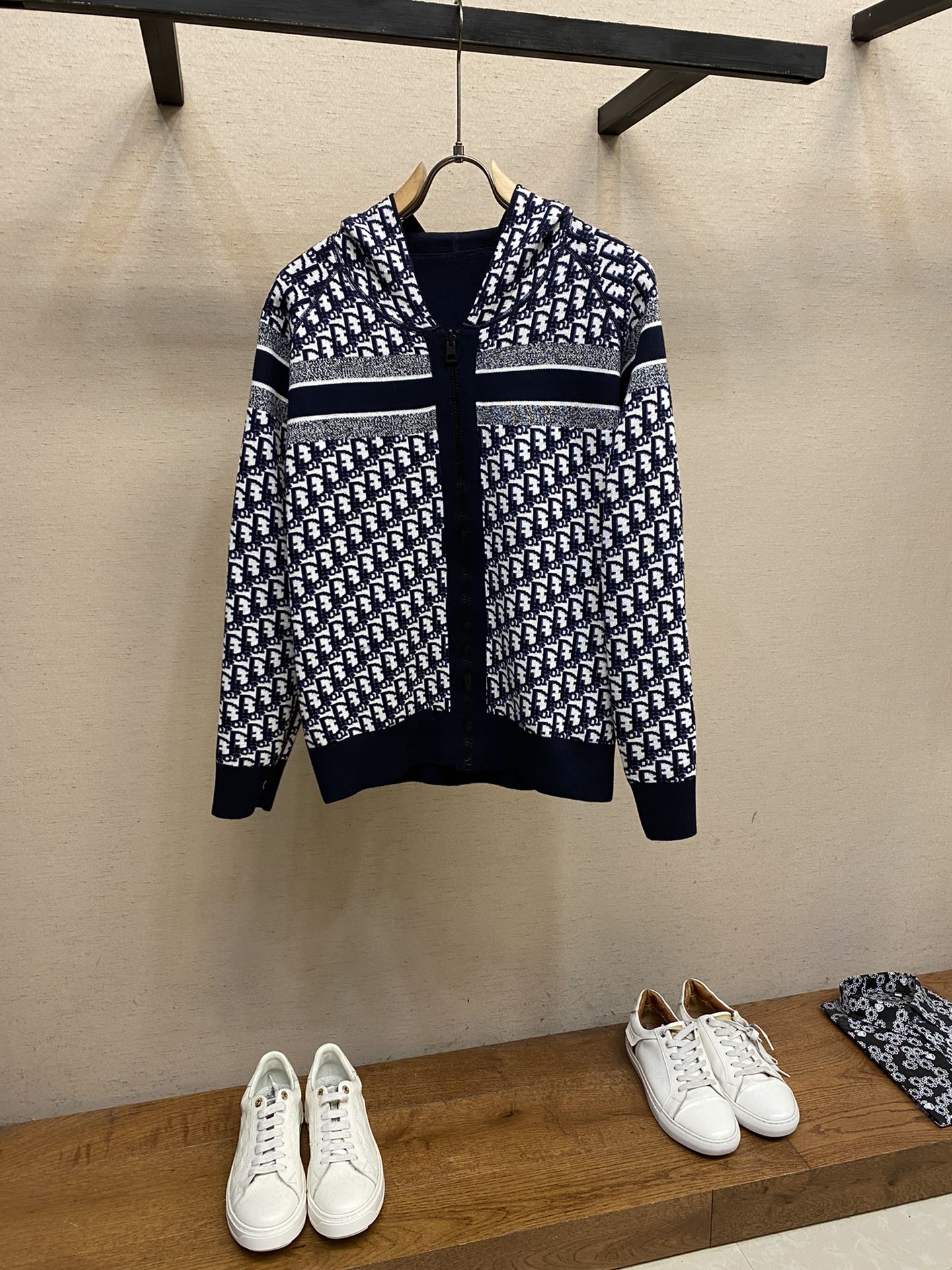 🌟🌟【女款】Dior、2022秋冬新款双面穿提花字母针织开衫连帽外套这款连帽针织开衫是两面都可穿的，是-