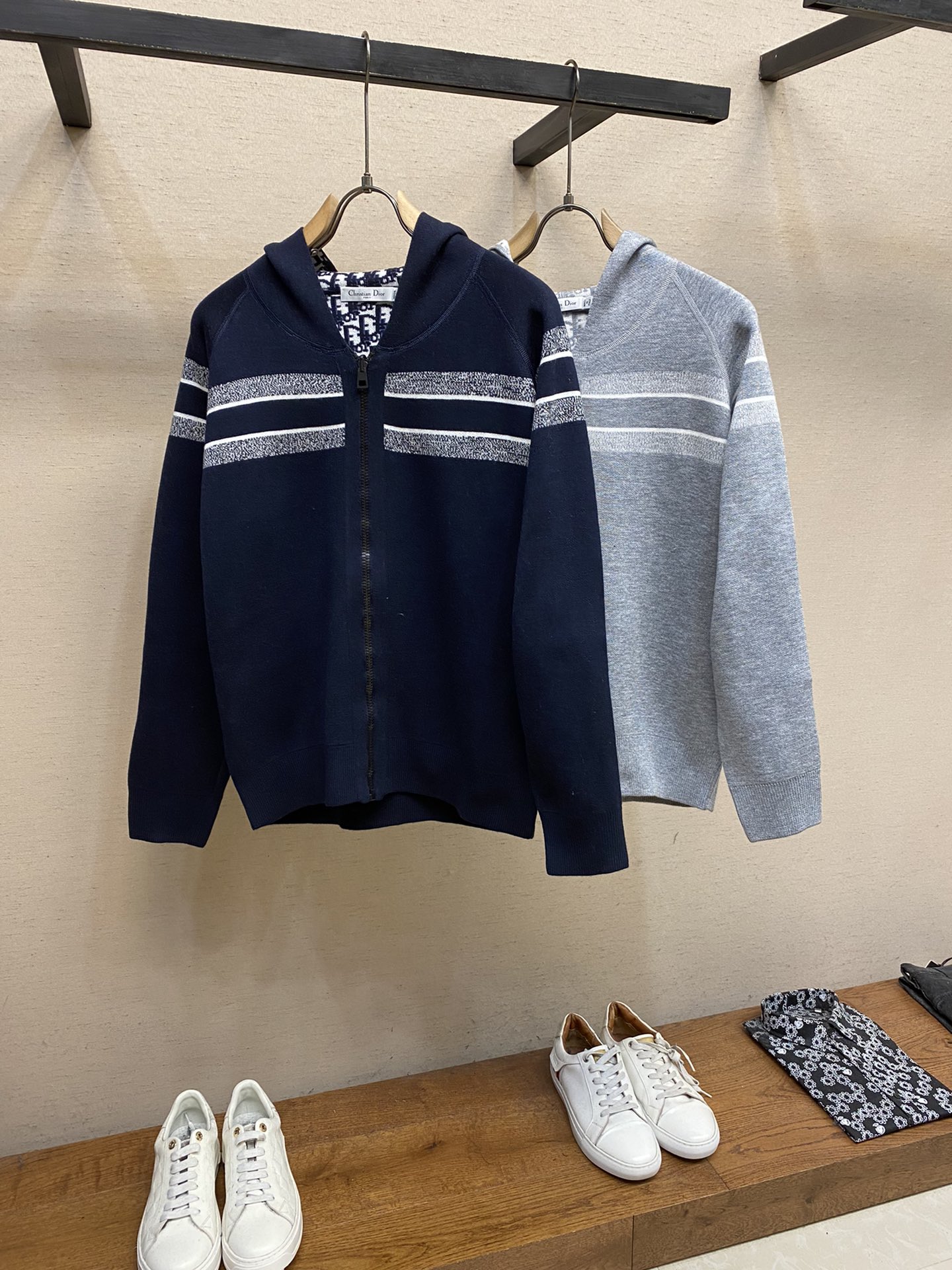 🌟🌟【女款】Dior、2022秋冬新款双面穿提花字母针织开衫连帽外套这款连帽针织开衫是两面都可穿的，是-