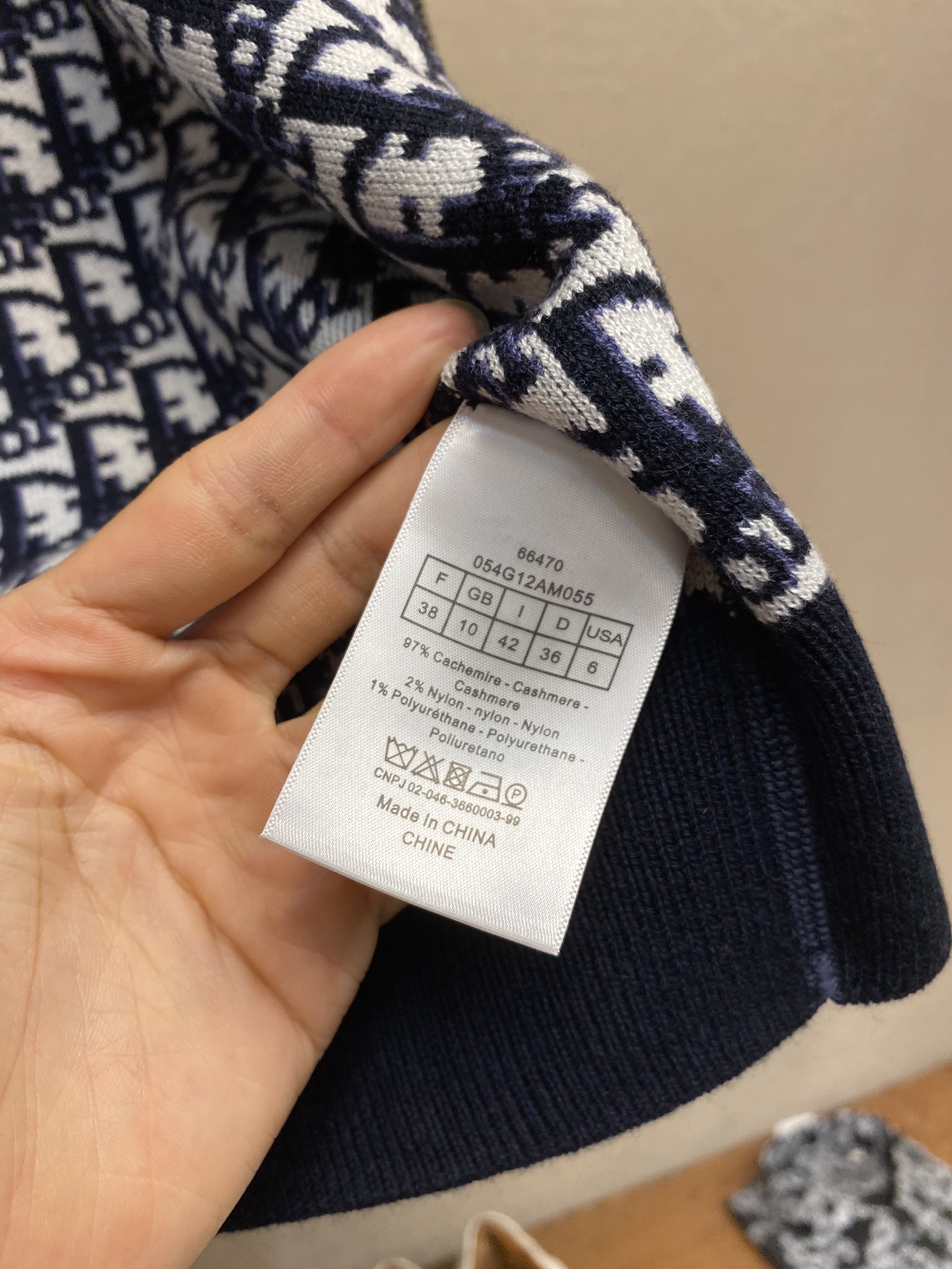 🌟🌟【女款】Dior、2022秋冬新款双面穿提花字母针织开衫连帽外套这款连帽针织开衫是两面都可穿的，是-