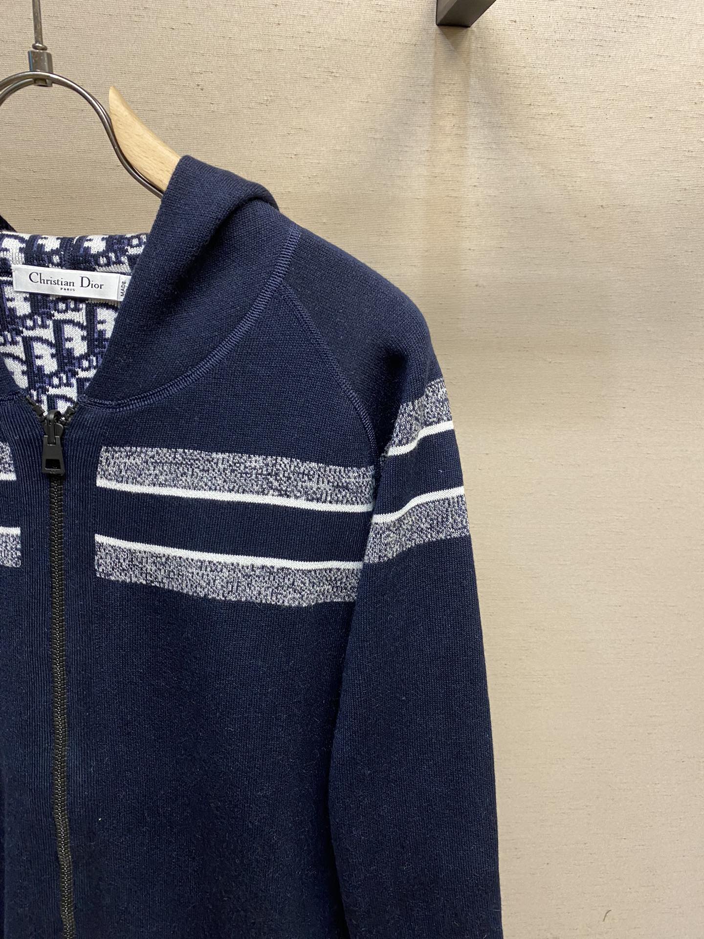 🌟🌟【女款】Dior、2022秋冬新款双面穿提花字母针织开衫连帽外套这款连帽针织开衫是两面都可穿的，是-