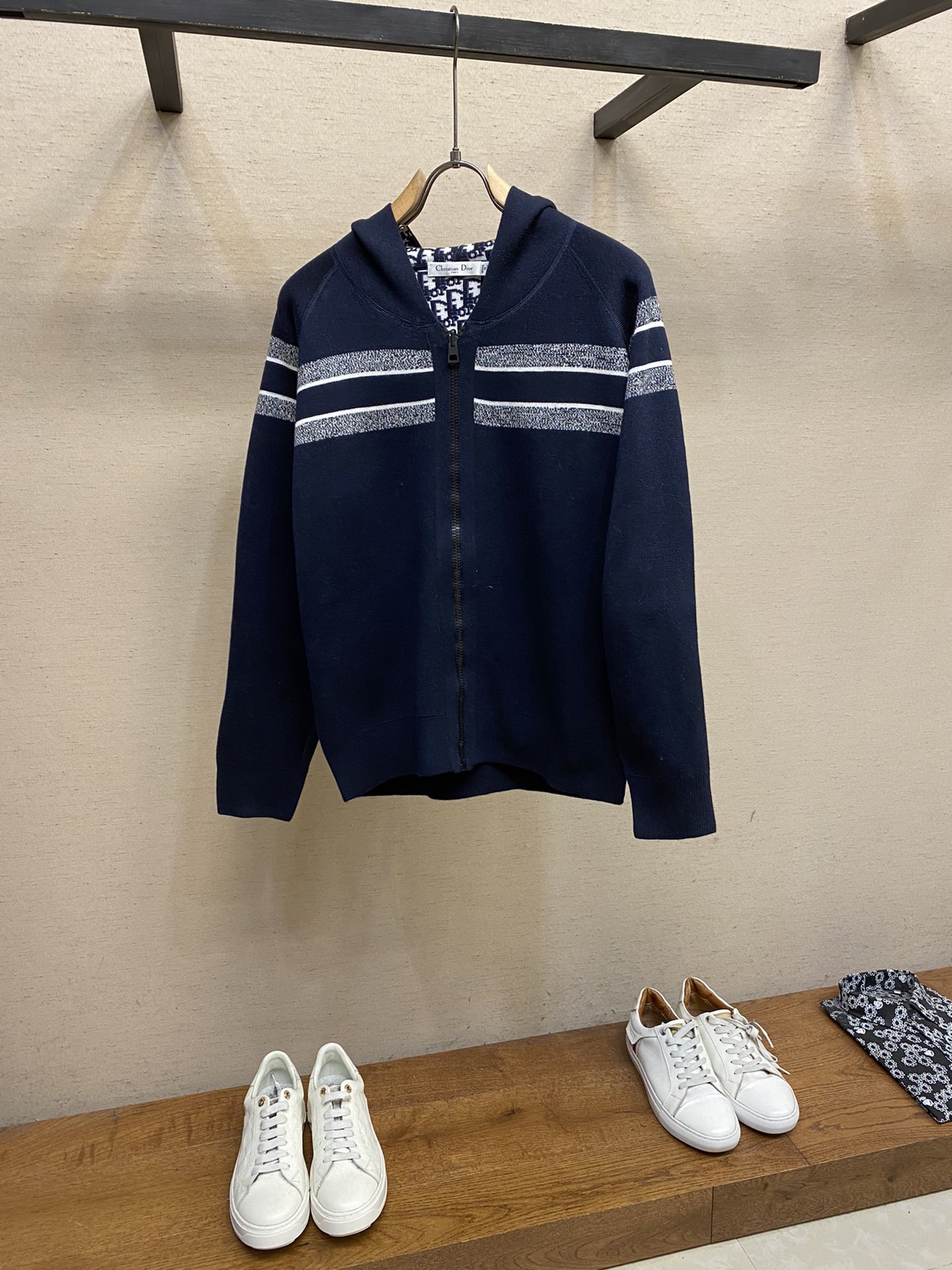 NO:539493,[Women's] Dior, autumn and winter new double-sided jacquard letter knit cardigan hooded jacket This hooded knit cardigan is wearable on both sides. It is a casual iconic item. It is carefully crafted from cotton-blend wool tech fabric, double-sided design, one side is blue, and the other is decorated with navy blue oblique print, creating a delicate and fashionable look!  And whether boys or girls wear it, take a look!  Size S, M, L, Dior, Jackets & coats, Hats, Alexander wang19860909【女款】Dior、秋冬新款双面穿提花字母针织开衫连帽外套 这款连帽针织开衫是两面都可穿的,是-款休闲的标志性单品,采用棉质混纺毛圈科技面料精心制作,双面设计,一面为蓝色,另面饰以海军蓝色 oblique 印花,打造精致时尚造型！而且无论男生还是女生穿起来好好看看啊！ 尺码S,M,L,,dior,jackets & coats,hats,alexander wang,Men's clothing