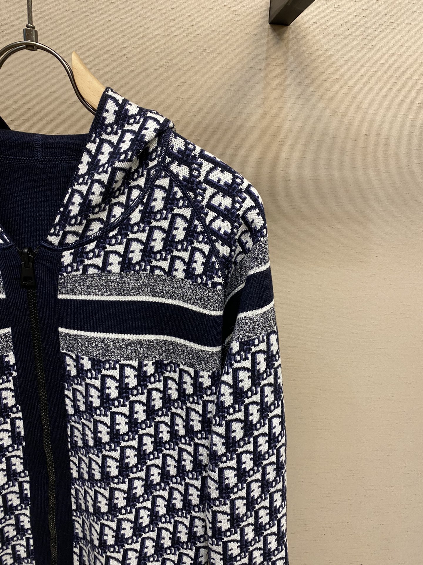 🌟🌟【女款】Dior、2022秋冬新款双面穿提花字母针织开衫连帽外套这款连帽针织开衫是两面都可穿的，是-