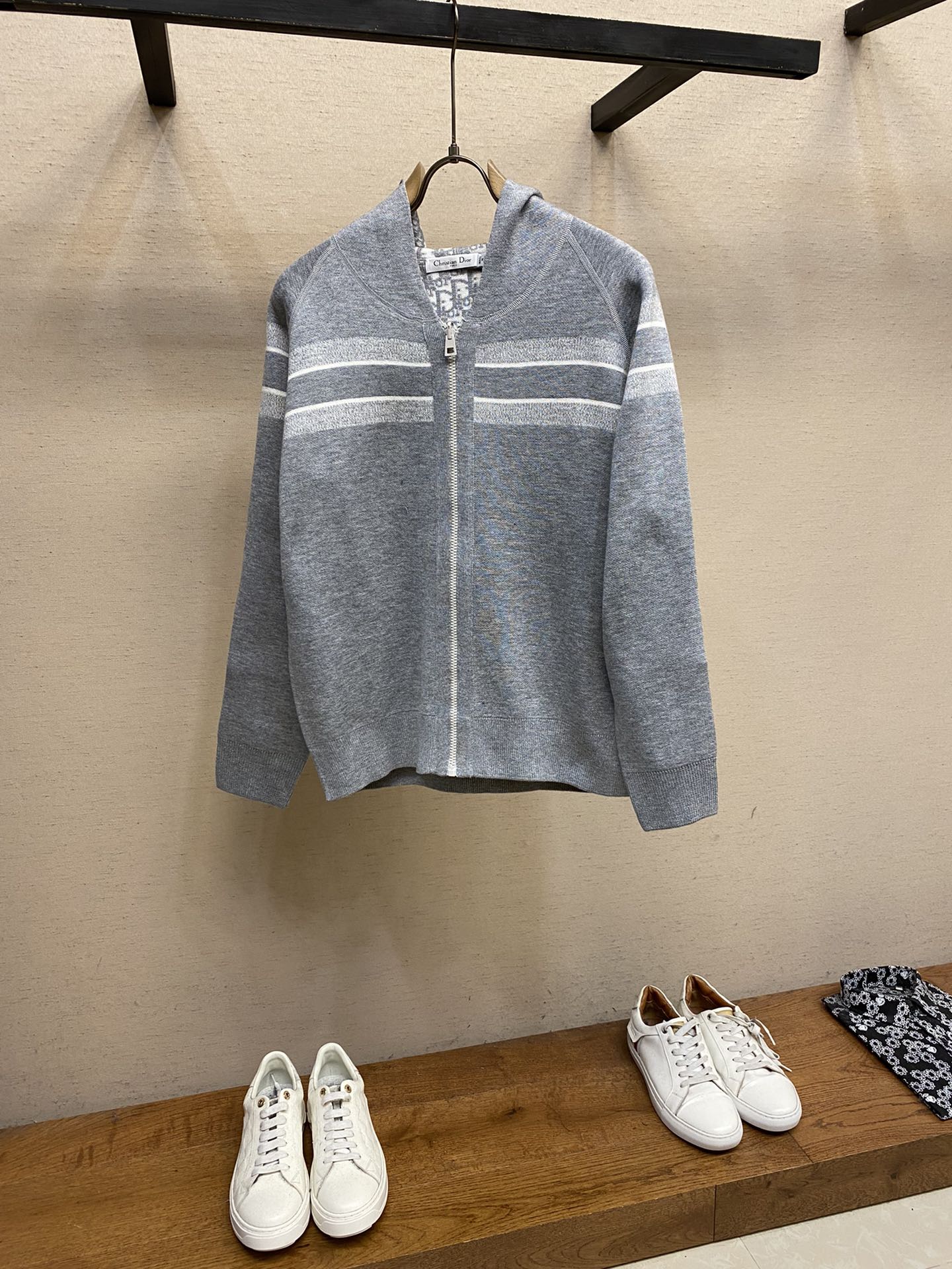 NO:539496,[Women's] Dior, autumn and winter new double-sided jacquard letter knit cardigan hooded jacket This hooded knit cardigan is wearable on both sides. It is a casual iconic item. It is carefully crafted from cotton-blend wool tech fabric, with a double-sided design. One side is blue and the other is decorated with navy blue oblique prints to create a delicate and fashionable look!  And whether boys or girls wear it, take a look!  Size S, M, L, Dior, Jackets & coats, Hats, Alexander wang19860909【女款】 Dior、秋冬新款双面穿提花字母针织开衫连帽外套 这款连帽针织开衫是两面都可穿的,是-款休闲的标志性单品,采用棉质混纺毛圈科技面料精心制作,双面设计,一面为蓝色,另面饰以海军蓝色 oblique 印花,打造精致时尚造型！而且无论男生还是女生穿起来好好看看啊！ 尺码S,M,L,,dior,jackets & coats,hats,alexander wang,Men's clothing