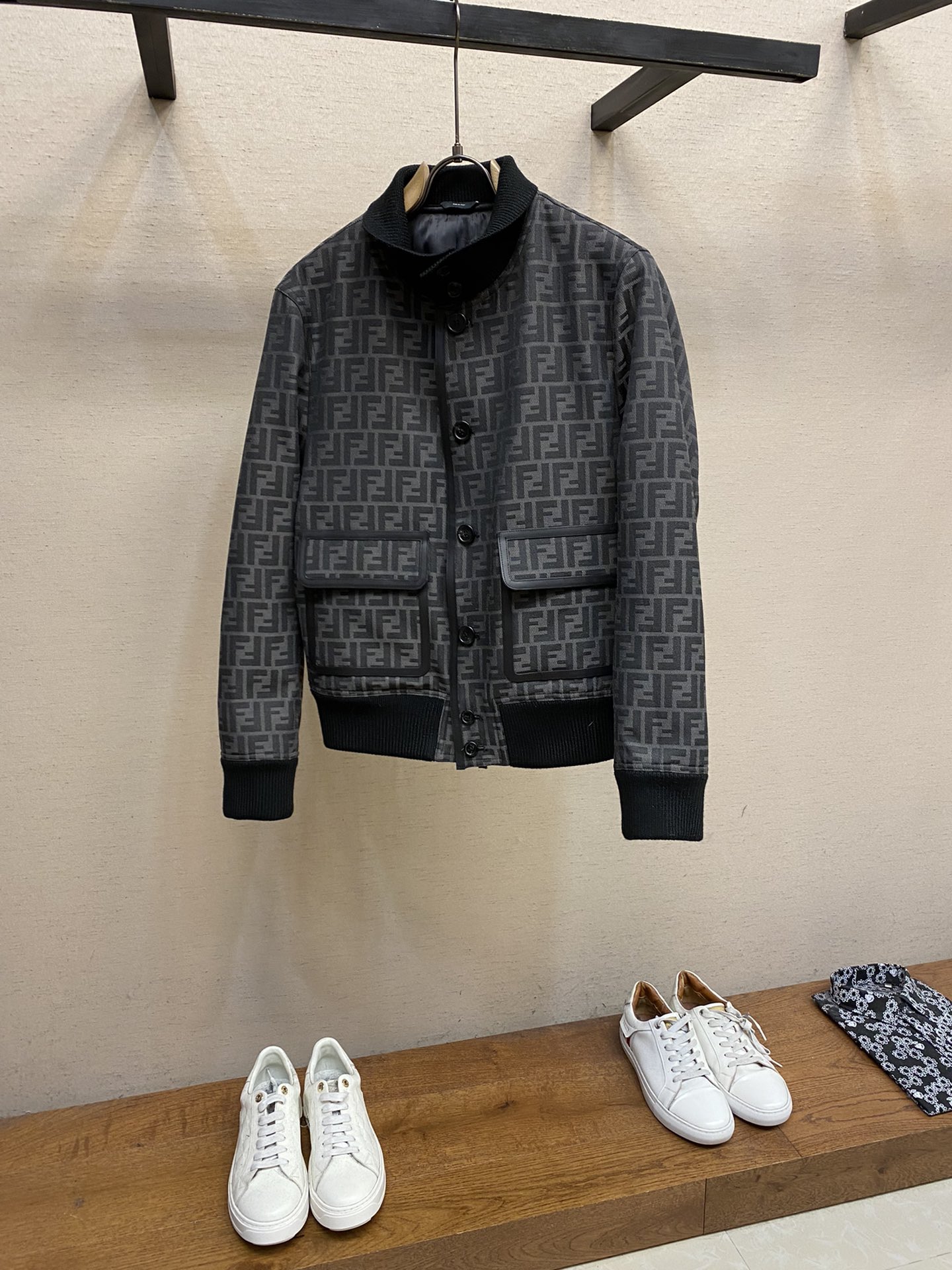 NO:650483,[High-end customization, only exchange code] Fendi, Lee Min Ho's same style. Purchased and developed at the counter for 2.5w. Customized 1000 meters of black FF jacquard fabric with oily edges. Thin cotton. Can be worn at about 10 degrees. The lining is cupro fiber. One piece of clothing requires 10 custom molded horn buttons. The texture of each horn button will be different. The threads and collar are made of 100% wool. Slim fit. Same size at the counter.  Size 48-56,,fendi,alexander wang19860909【高端定制,只可换码】 Fendi,李敏镐同款 专柜2.5w购入开发 定制1000米黑色FF提花布料,树膏皮油边.夹薄棉 10度左右可穿.里布为铜氨纤维 一件衣服需要10颗定制开模牛角扣 每颗牛角扣纹路会有不同 螺纹跟领口都是百分百羊毛成分 修身版型  专柜同码 尺码48-56,,fendi,alexander wang,Men's clothing
