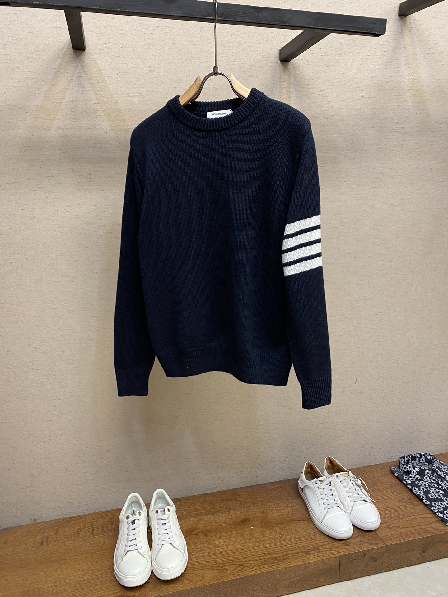 NO:626228,[TB23 new round neck sweater] TB round neck sweater is shipped. It uses wool 26-count double-ply semi-worsted yarn. New color spinning. The upper body is super white. 352 imported Stoll flat knitting machine. 4 wool yarns are fed. The whole dress weighs 900 grams. It is properly washed in winter. Customized three-color webbing. Deep-sea mother-of-pearl buttons. Same style for men and women. Sizes 1, 2, 3, 4. Colors: apricot, sapphire blue, grey, sweaters, alexander wang19860909【TB23新款圆领毛衣】TB圆领毛衣出货 采用羊毛26支双股半精纺纱线 色纺新配色 上身超级显白 352进口斯托尔横机 4根毛纱进线 整件衣服重900克 冬天妥妥冲 定制三色织带 深海贝母纽扣 男女同款 尺码1,2,3,4 颜色杏色,宝蓝,灰色,,sweaters,alexander wang,Men's clothing