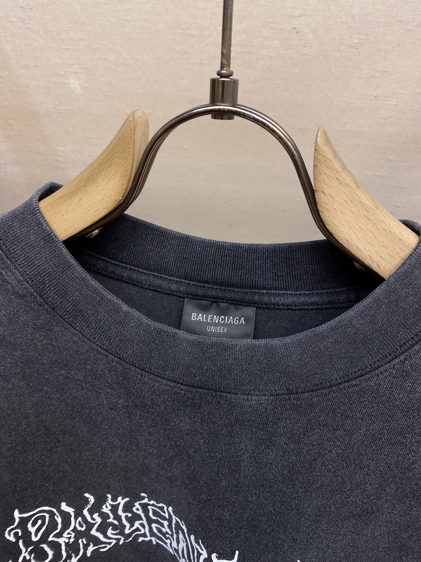 Balenciaga梵文T恤面料采用16s单纱精梳棉平纹布克重230g配套新款1*1十字格纹织法罗纹购入