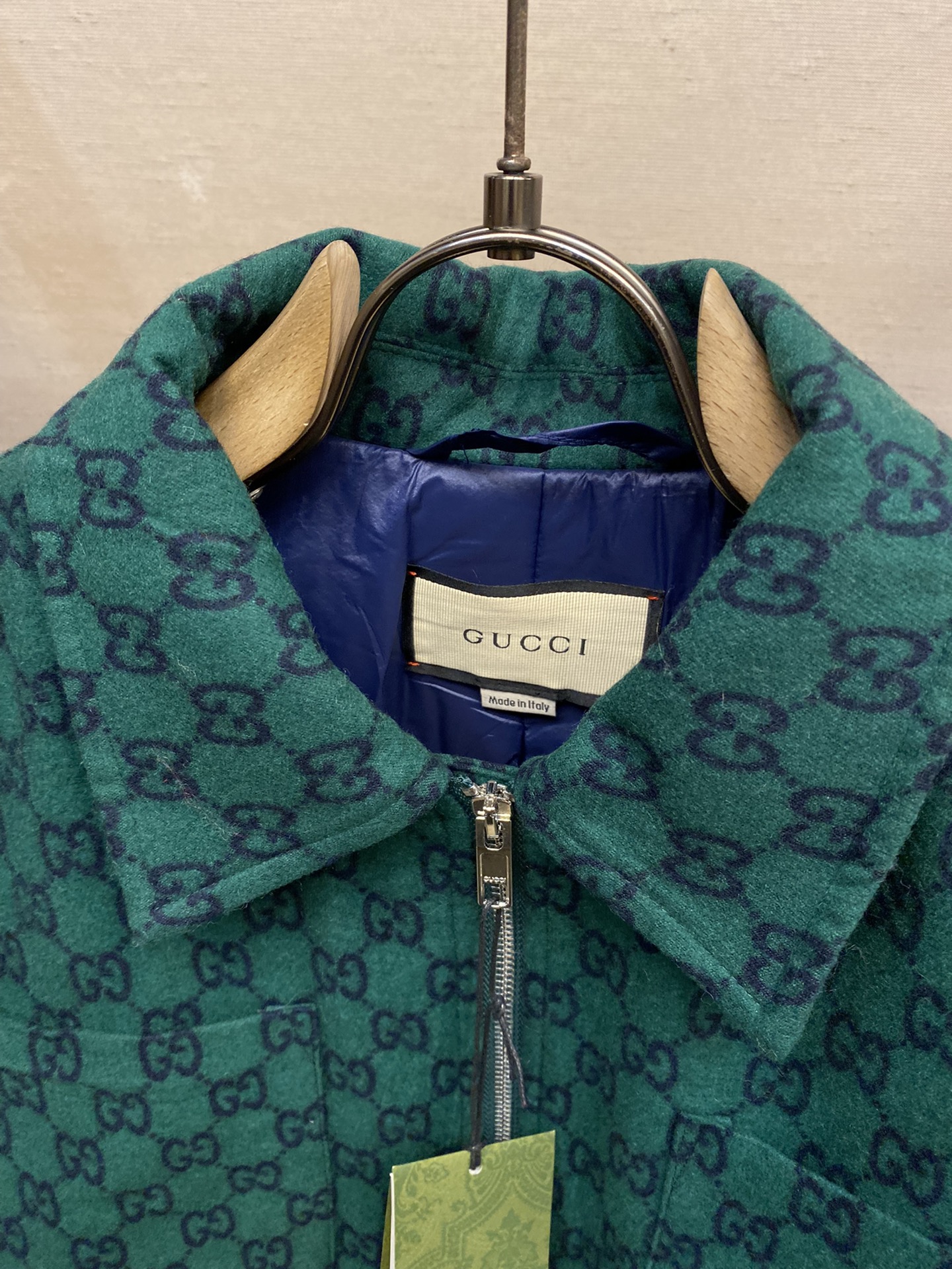 Gucci23ss新款经典GG夹克外套典藏元素组合经焕新演绎为隽永单品添注雅致格调与时尚气息这款拉链夹克