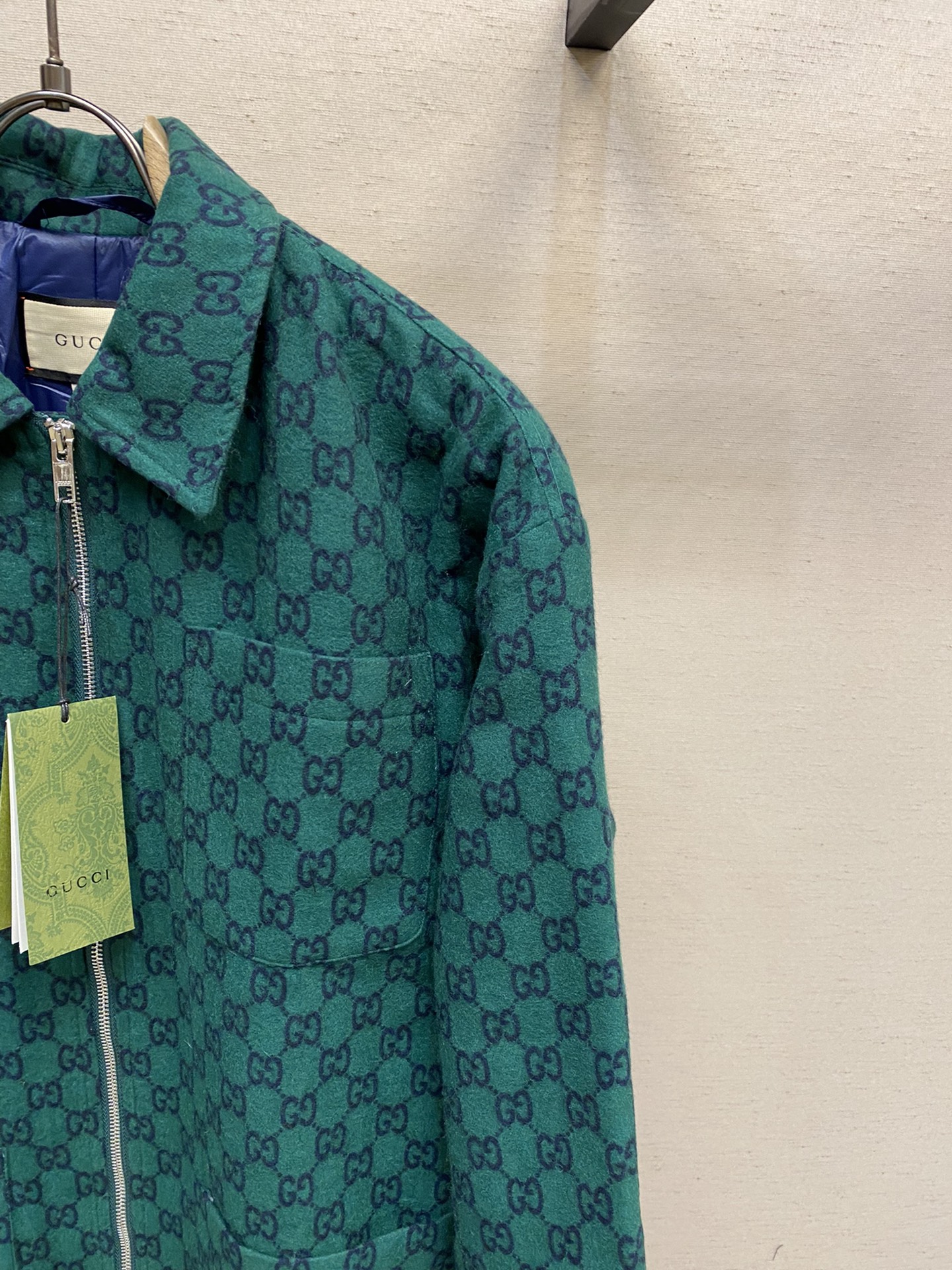 Gucci23ss新款经典GG夹克外套典藏元素组合经焕新演绎为隽永单品添注雅致格调与时尚气息这款拉链夹克