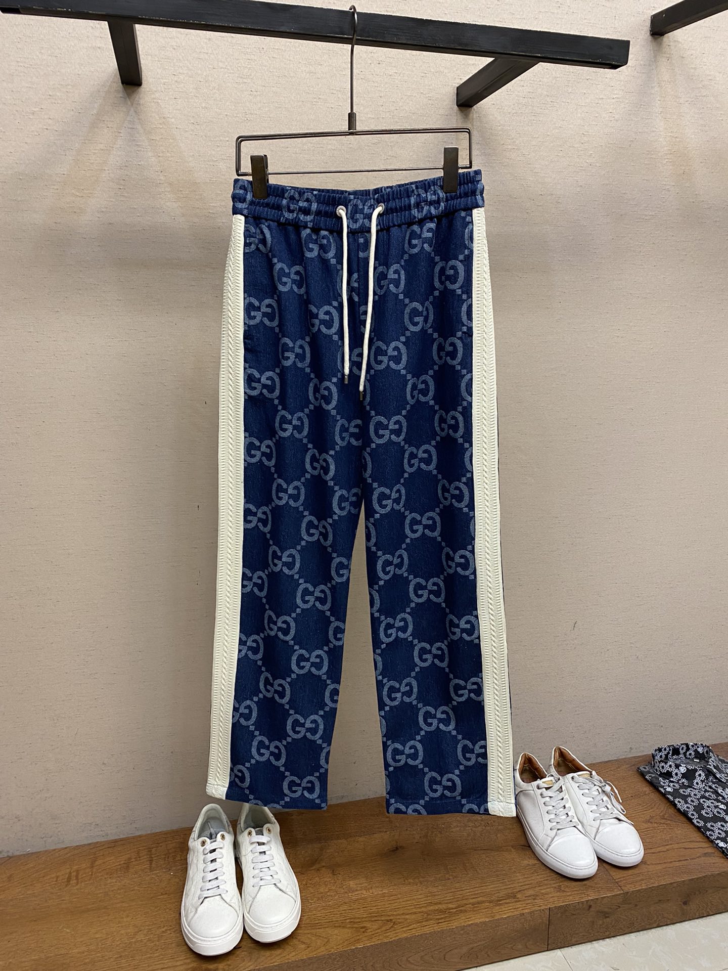 NO:613086,Gucci and ss are easy to wear without being too picky about your figure. There are not many restrictions on matching. You can easily and concisely set off other items to show your own style and posture~ I have to give it a thumbs up for its practicality. There is no choice in the style/detail design. Whoever wears it will look better. This pair of jeans is really more flattering than you think. The overall focus is on comfort. The size of the trouser legs is just right. It looks slim and straight. It can easily be worn to create long legs that fill the whole screen, and the elongated proportions are full of aura!  It can be matched with any style of item, and can be matched with various T-shirts/shirts and knitted jackets. You don’t have to worry about matching when you go out every day. Size M-3xl, gucci, jeans, jackets & coats, shirts, tees, t-shirt, alexander wang19860909Gucci、ss好穿不挑身材在搭配上没有太多的限制 随意简洁的衬托其他单品,来展现自己的风格姿态～ 对于它的实穿性不得不竖起一个大拇指了,版型／细节设计没得挑,谁穿谁好看.这款牛仔裤真的要比你想象中更加修饰腿型,整体以舒适为主,裤腿大小做的恰到好处,显瘦显腿直,轻松穿出满屏的大长腿,拉长比例气场全开！ 可以百搭任何风格的单品,搭配各种T恤／衬衫,针织外套都可,日常外出不必再为搭配而烦恼了 尺码M-3xl,,gucci,jeans,jackets & coats,shirts,tees，t-shirt,alexander wang,Men's clothing