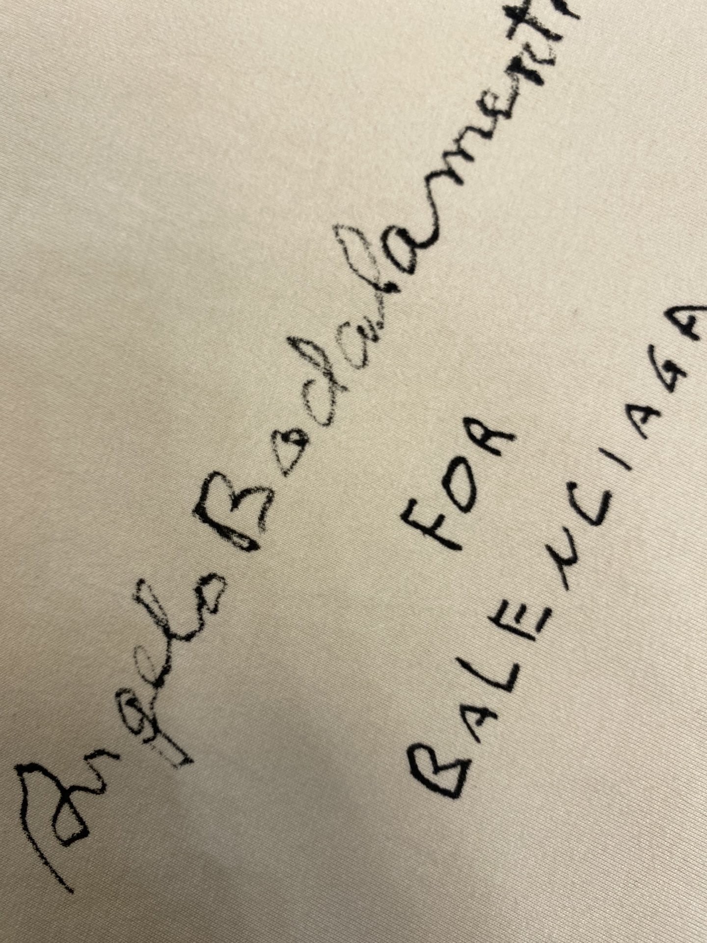 BalenciagaBA乐谱印花圆领短袖️原,700购买复古平纹针织面料大廓形版型圆领短袖正面和背面饰以