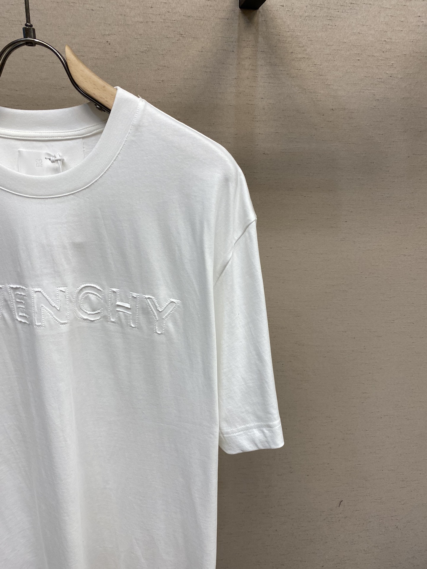 Givenchy贴布刺绣短袖T恤男女同款同步官网发售！从高定走向高街的GV俘获大量年轻人的心经典时髦高贵